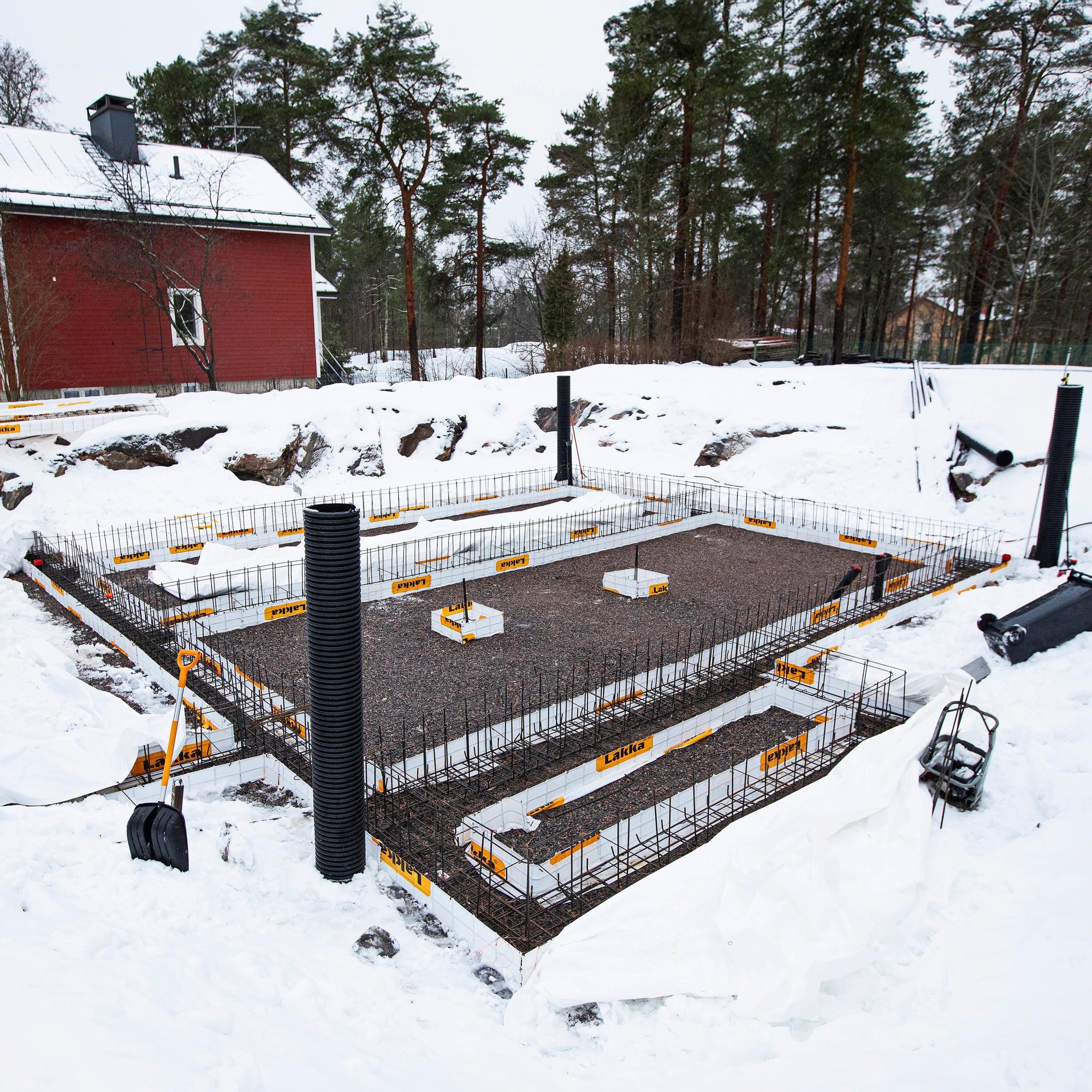 Kun lupakäsittelijä vaihtui, tarvittiinkin 7000 euroa pumppuasemaan – rakennusvalvonnan tiukat tulkinnat yllättivät talonrakentajat