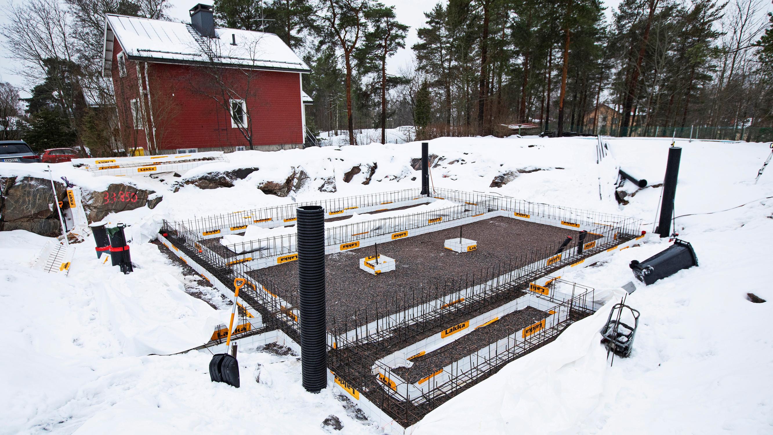 Kun lupakäsittelijä vaihtui, tarvittiinkin 7000 euroa pumppuasemaan – rakennusvalvonnan tiukat tulkinnat yllättivät talonrakentajat