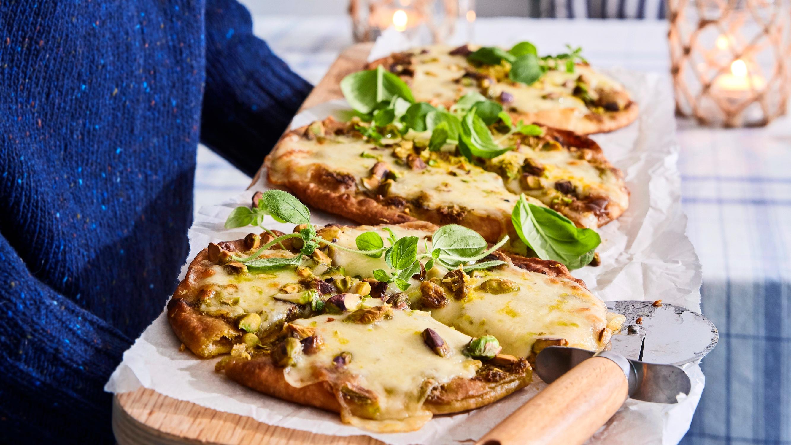  Pistaasipizzat ovat nopea iltapala valmiista pohjista – hurmaannu sitruunapestosta ja mozzarellasta!