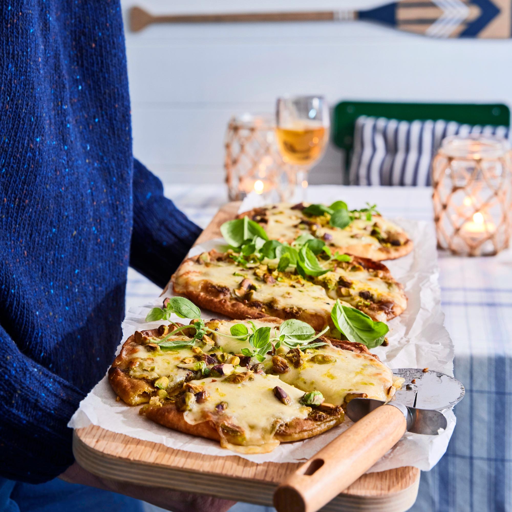  Pistaasipizzat ovat nopea iltapala valmiista pohjista – hurmaannu sitruunapestosta ja mozzarellasta!