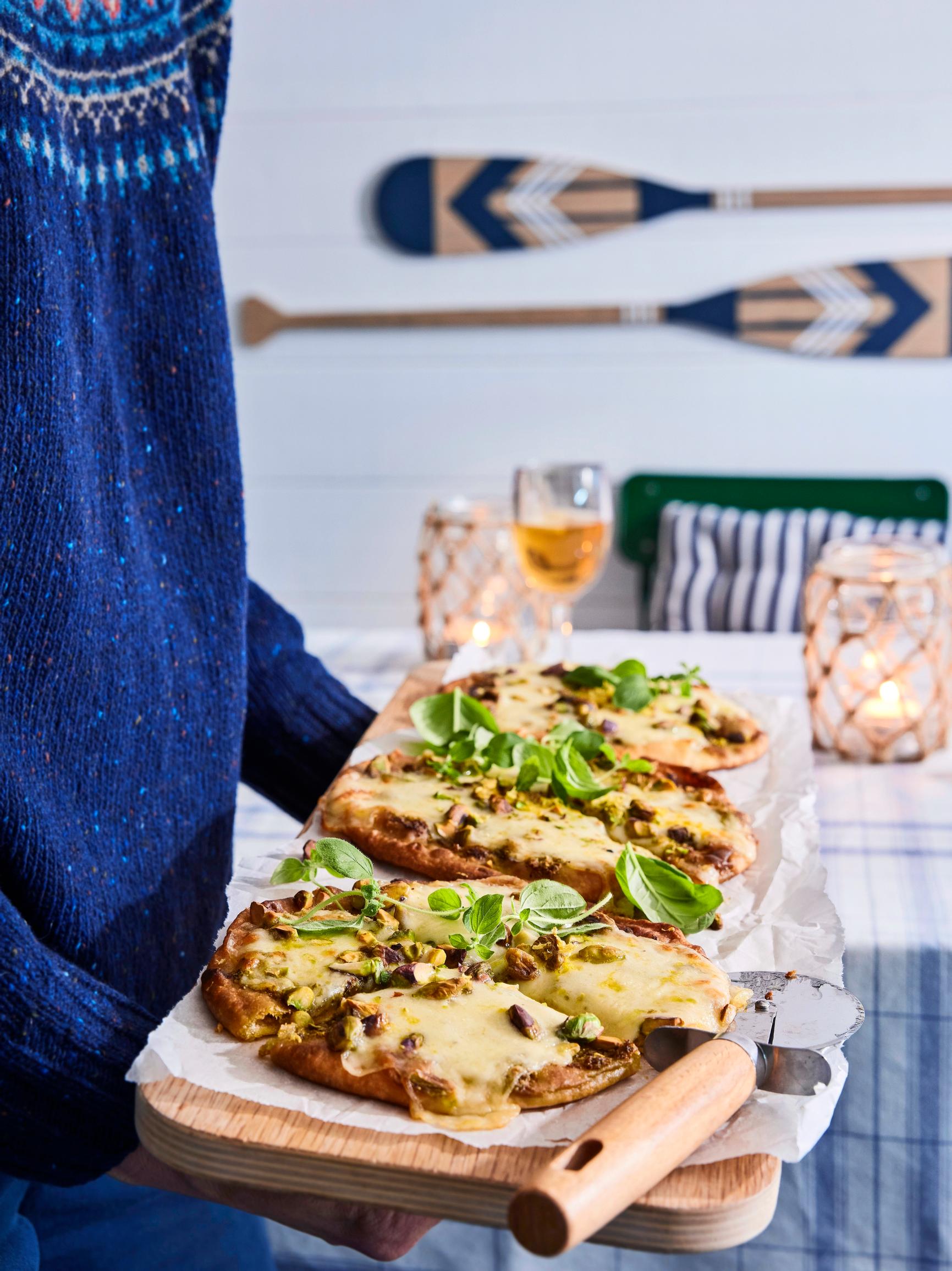  Pistaasipizzat ovat nopea iltapala valmiista pohjista – hurmaannu sitruunapestosta ja mozzarellasta!