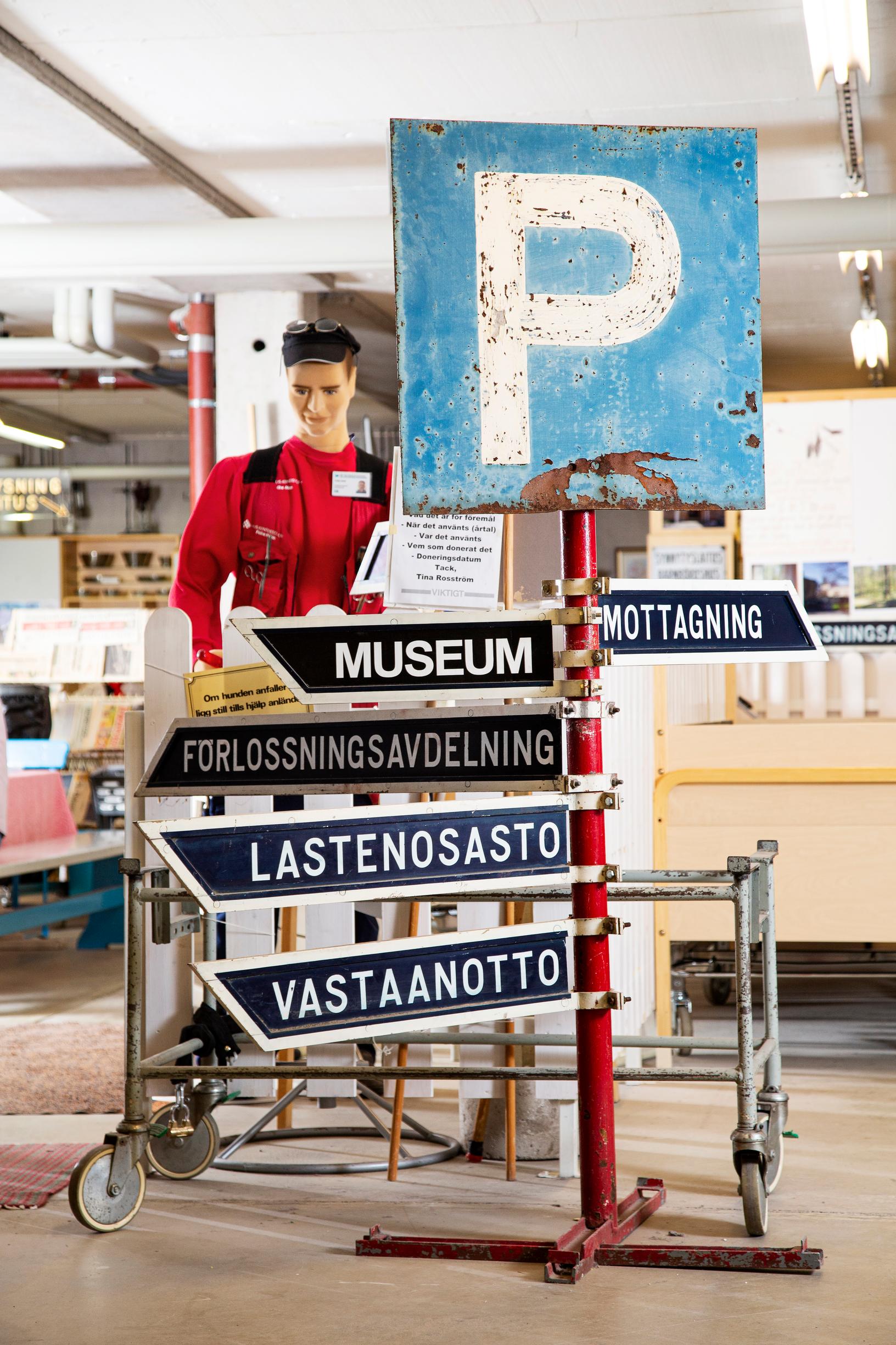 kylttejä museon eri osastoille