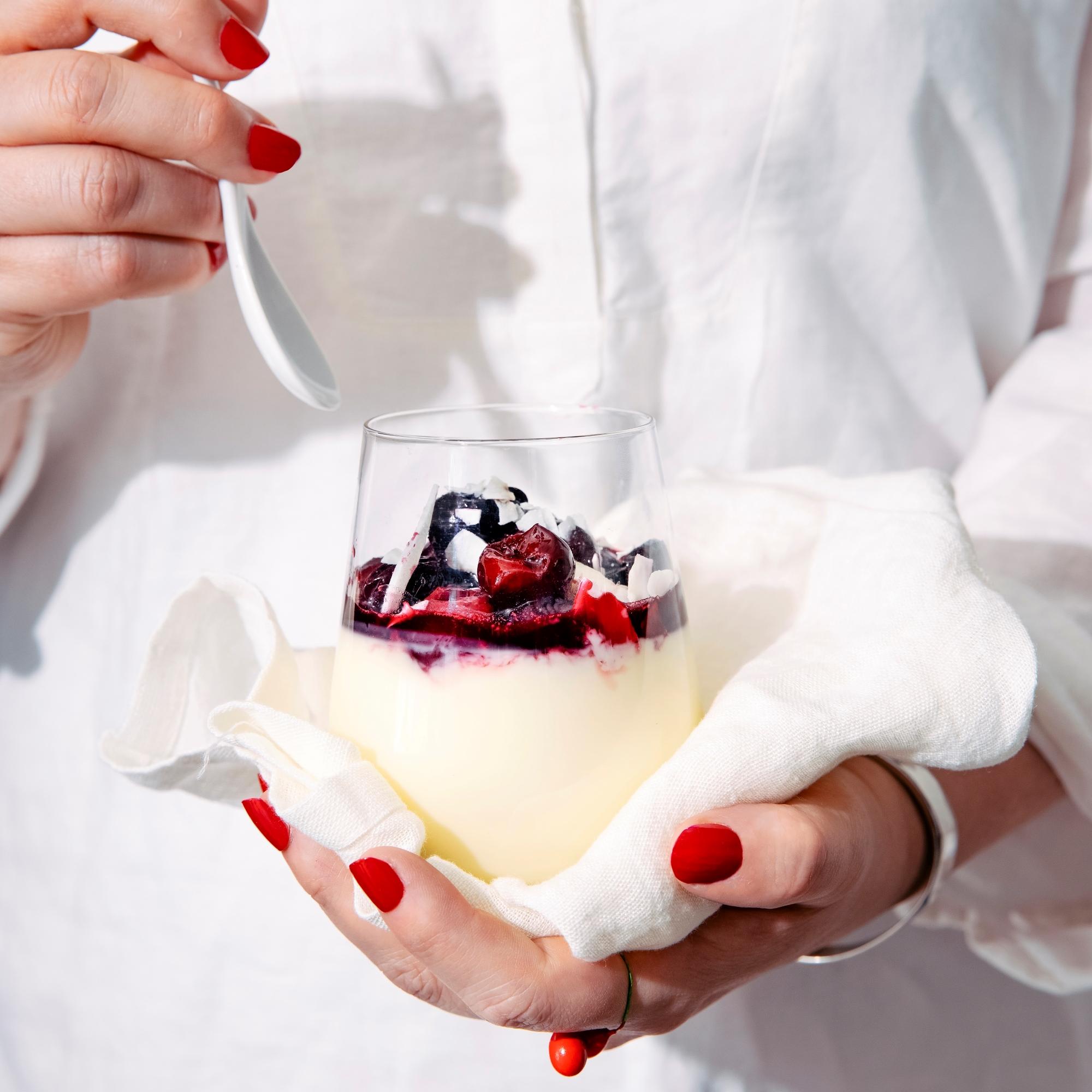Helppo inkivääripannacotta – klassikon jouluversiossa maistuvat lämmittävä inkivääri, kirsikka ja kookos
