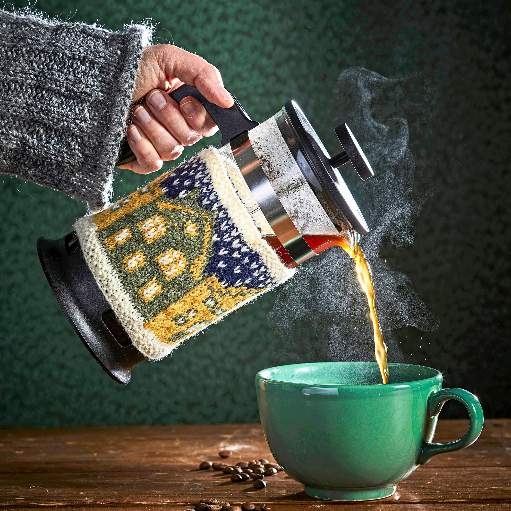 Pressopannun lämmittäjä valmistuu yhdessä illassa – neulo kaunis talvinen kirjoneulekuvio jämälangoista