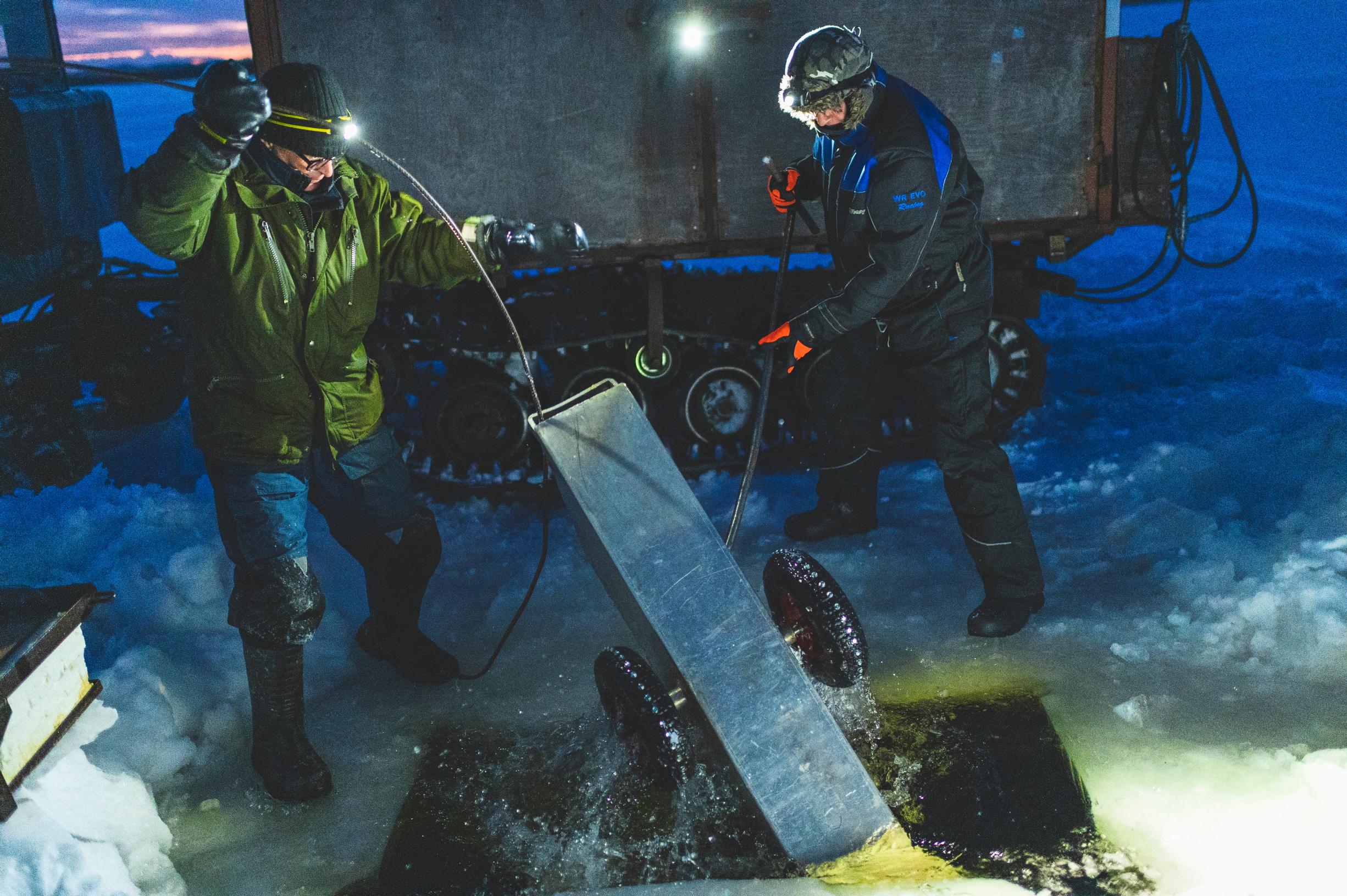 Nuottausta talvisessa aamuhämärässä