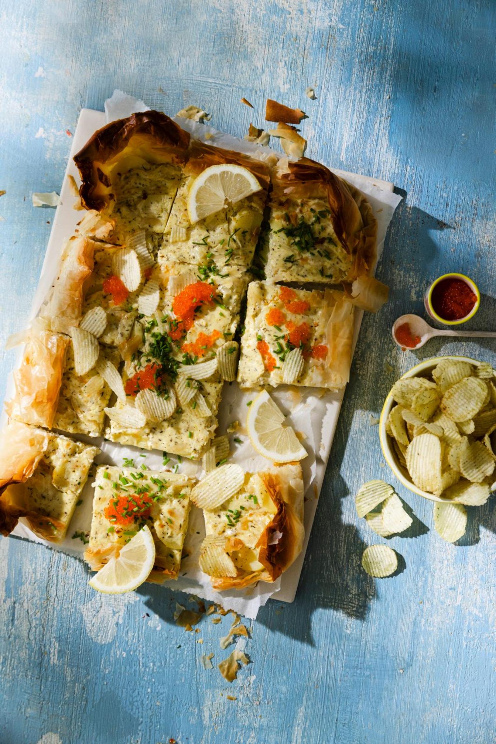 Sour cream & onion -perunapiirakka katoaa parempiin suihin ennen kuin ehdit sipsiä sanoa