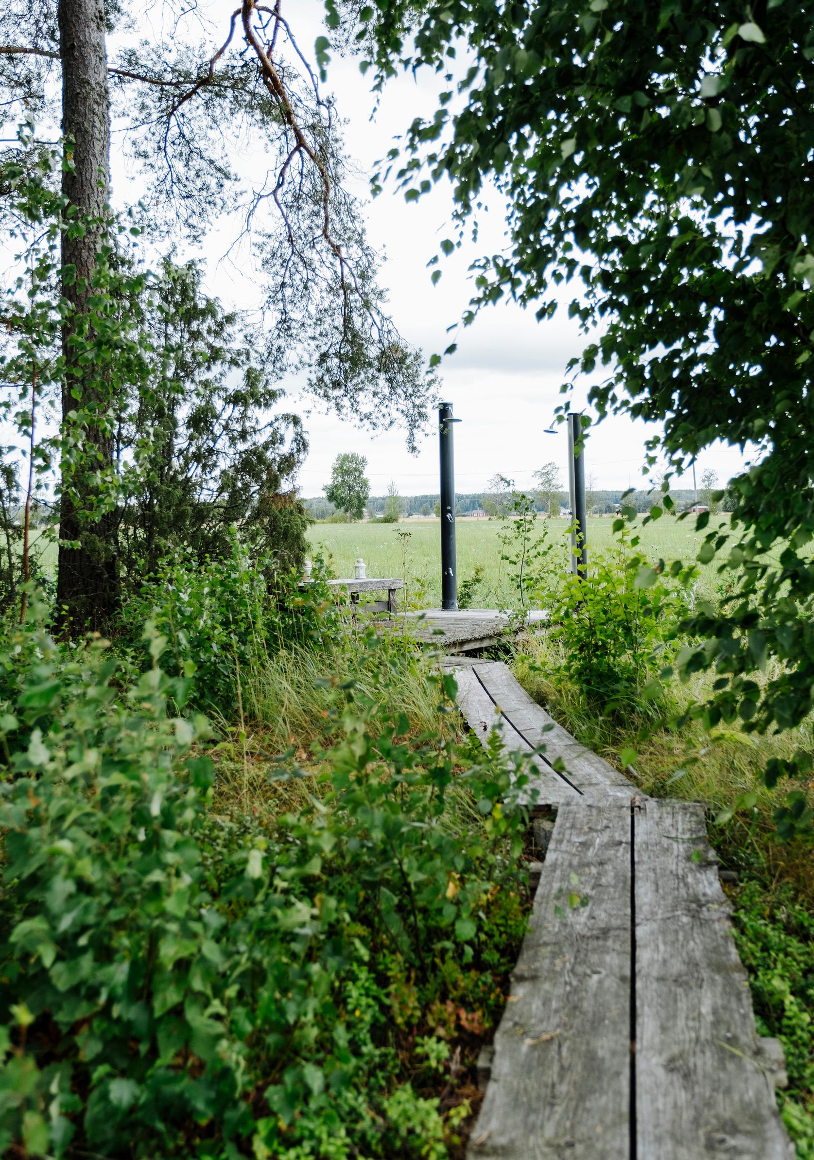 Pitkospuut Villa Mandalan pihapiirissä