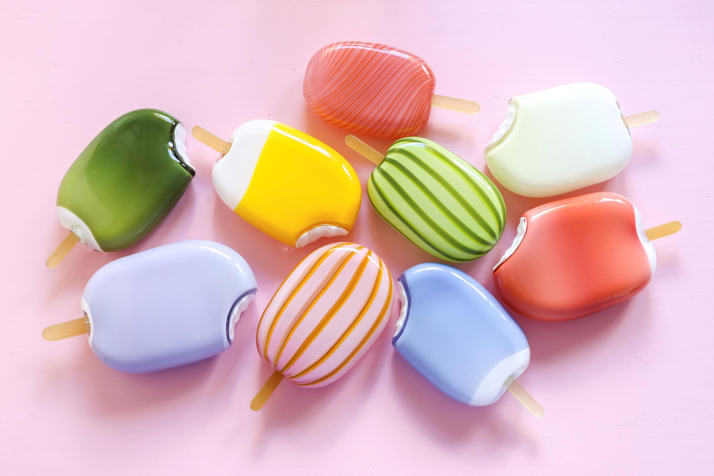 Assorted Flavours -sarjassa erivärisiä jäätelöpuikkoja.