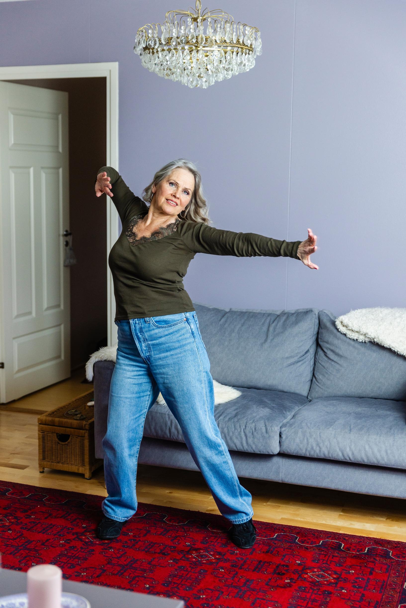 nainen tanssii olohuoneessa