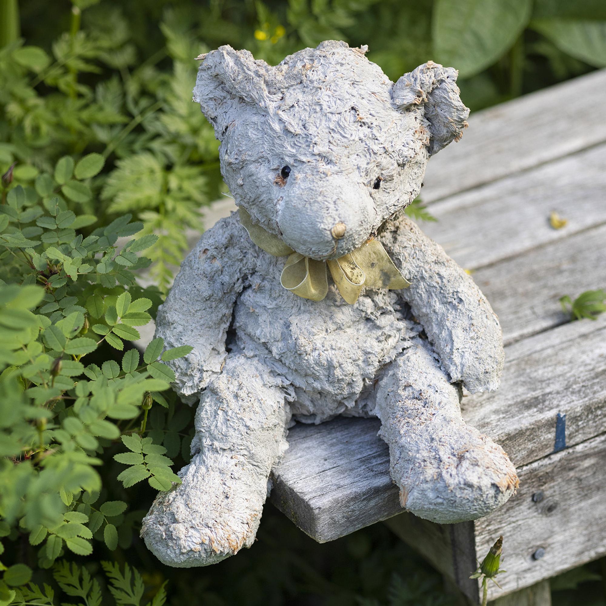 Liisa tekee kirppisnalleista pihakoristeita upottamalla ne betoniin, mutta antaa vinkin: ”Älä katso sitä silmiin”