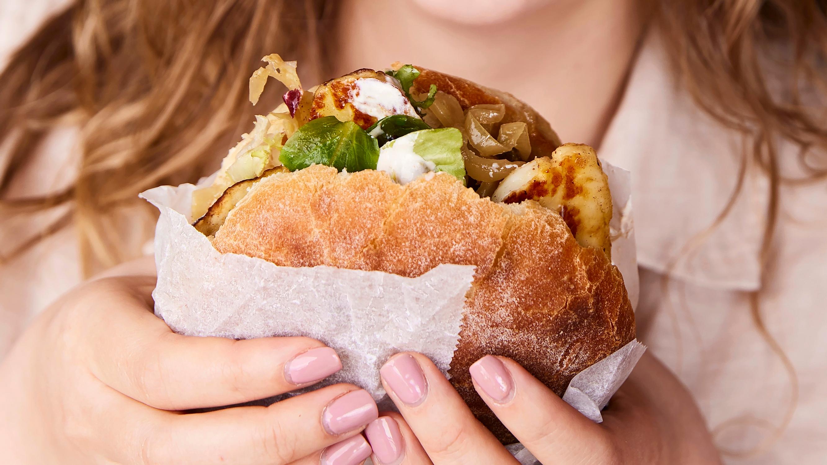 Kesän paras puraisu! Halloumiburgeri koukuttaa mehevyydellään – nappaa resepti