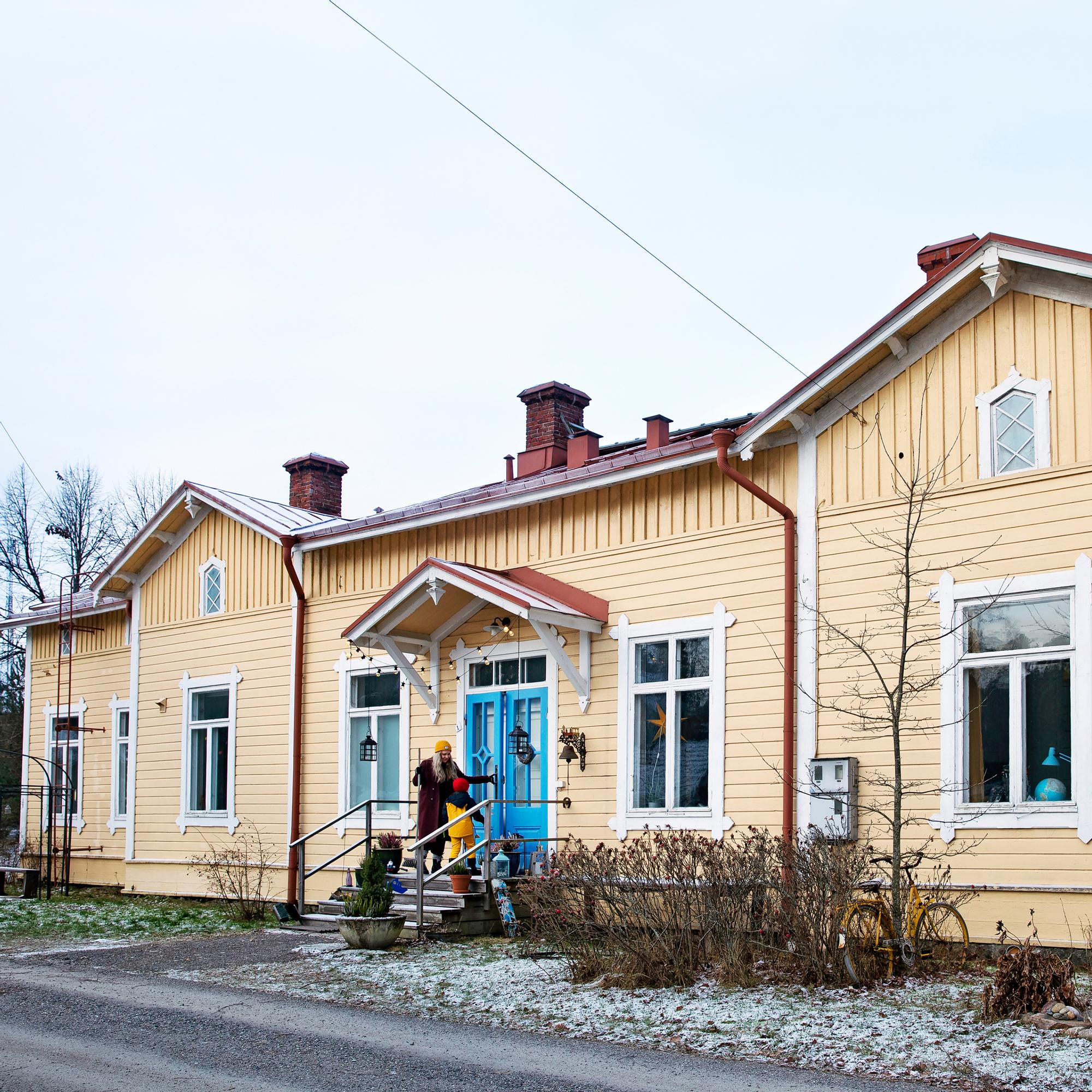 Historia juna-asemana näkyy Sallan ja Matin kodin persoonallisissa yksityiskohdissa – ”Talossa ei ole muuta viivasuoraa kuin viereinen rautatie”