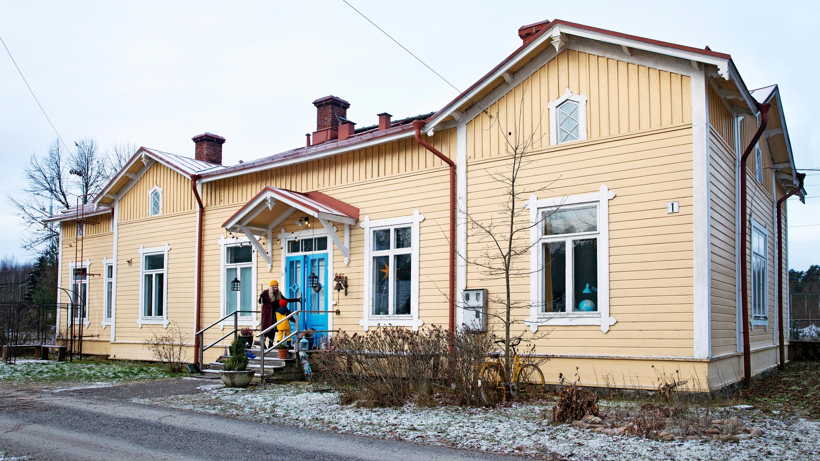 Historia juna-asemana näkyy Sallan ja Matin kodin persoonallisissa yksityiskohdissa – ”Talossa ei ole muuta viivasuoraa kuin viereinen rautatie”