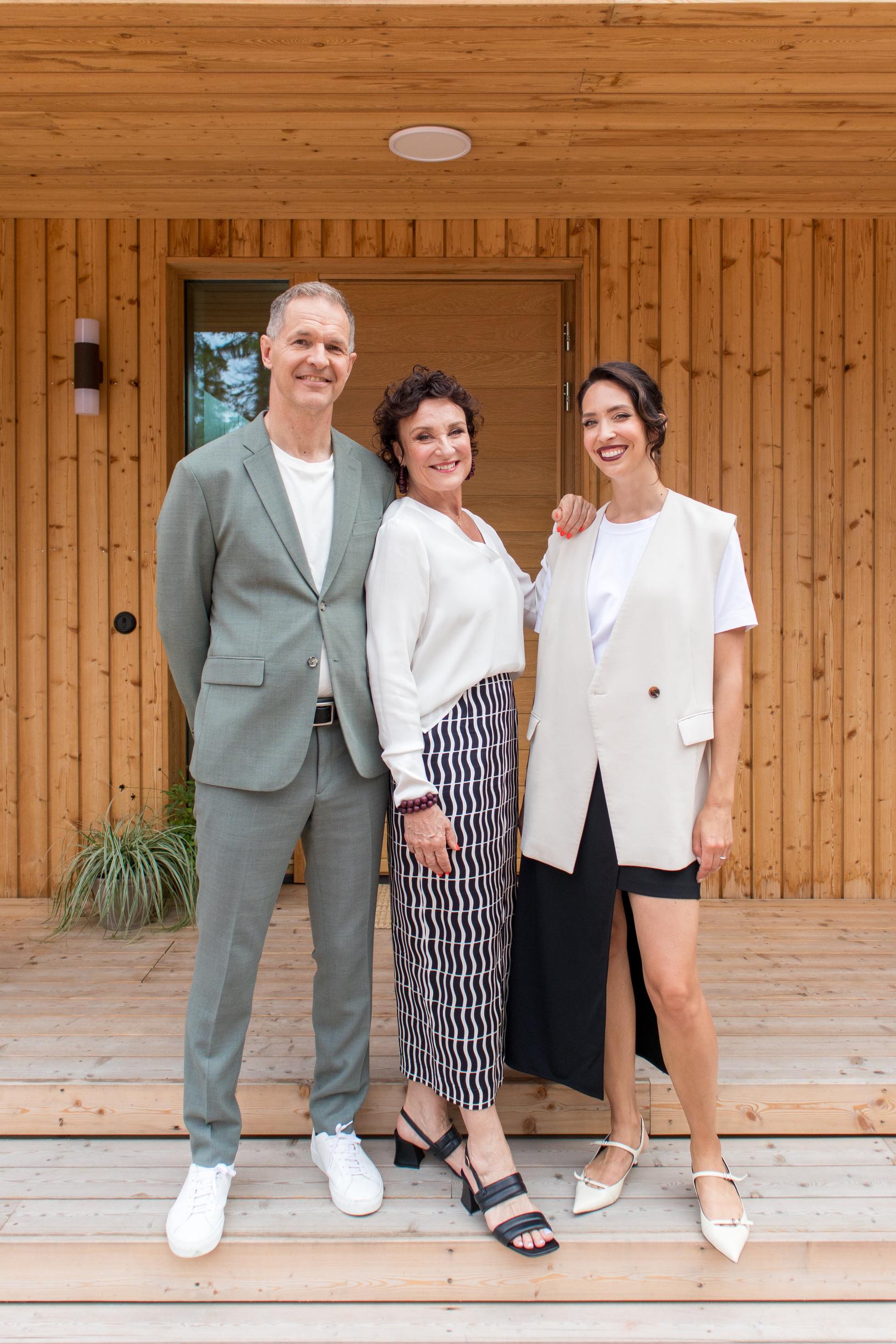 Suomen kaunein koti 2024 -ohjelman tuomarit Pekka Pakkanen, Hanna Sumari ja Joanna Amemori