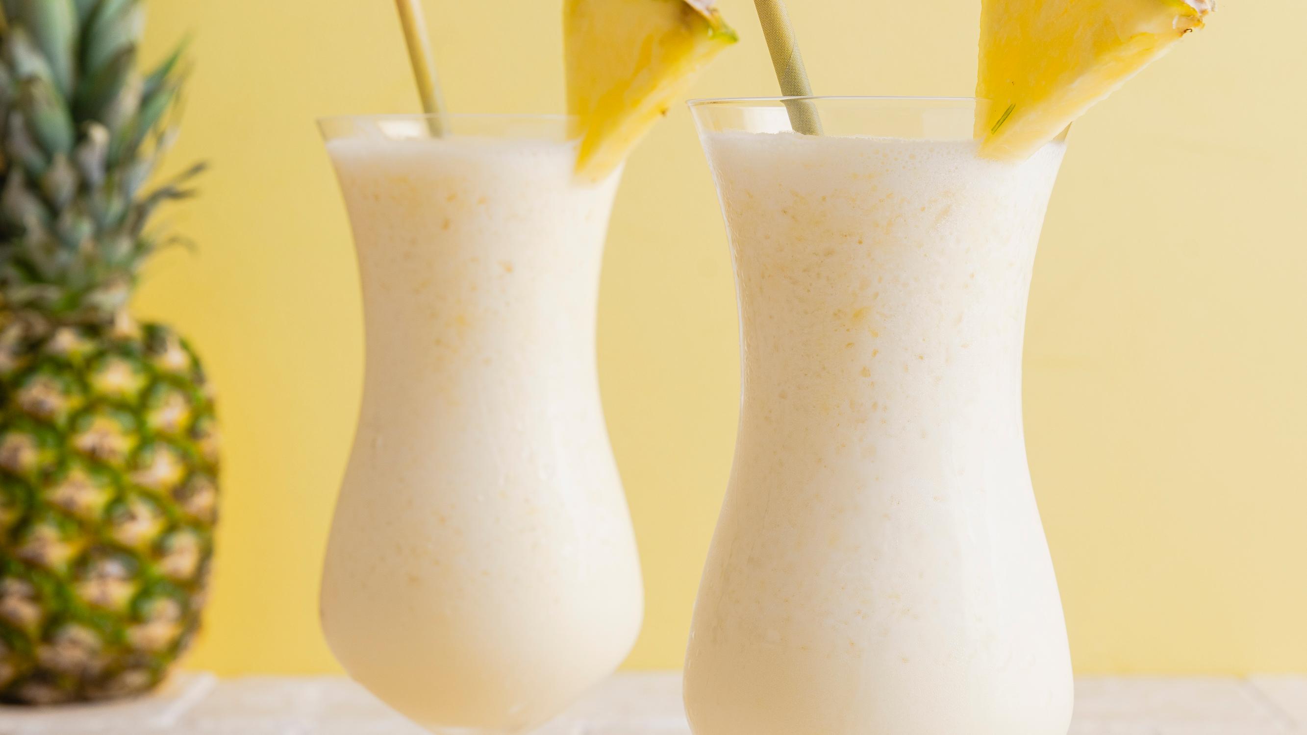 Piña colada – trooppisessa suosikkidrinkissä yhdistyvät rommi, mehukas ananas ja silkkinen kookos