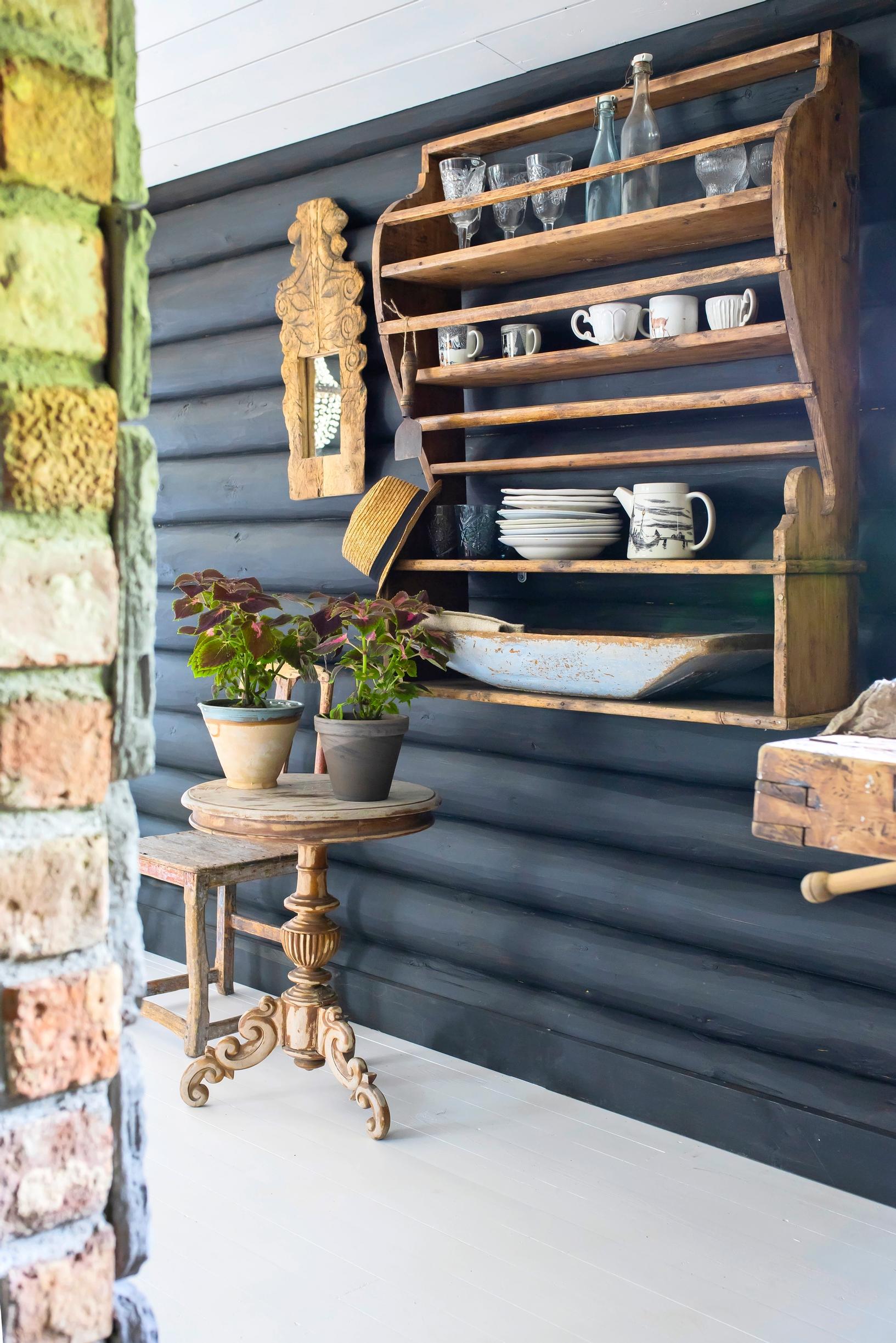 Mökkikeittiön avohylly astioineen