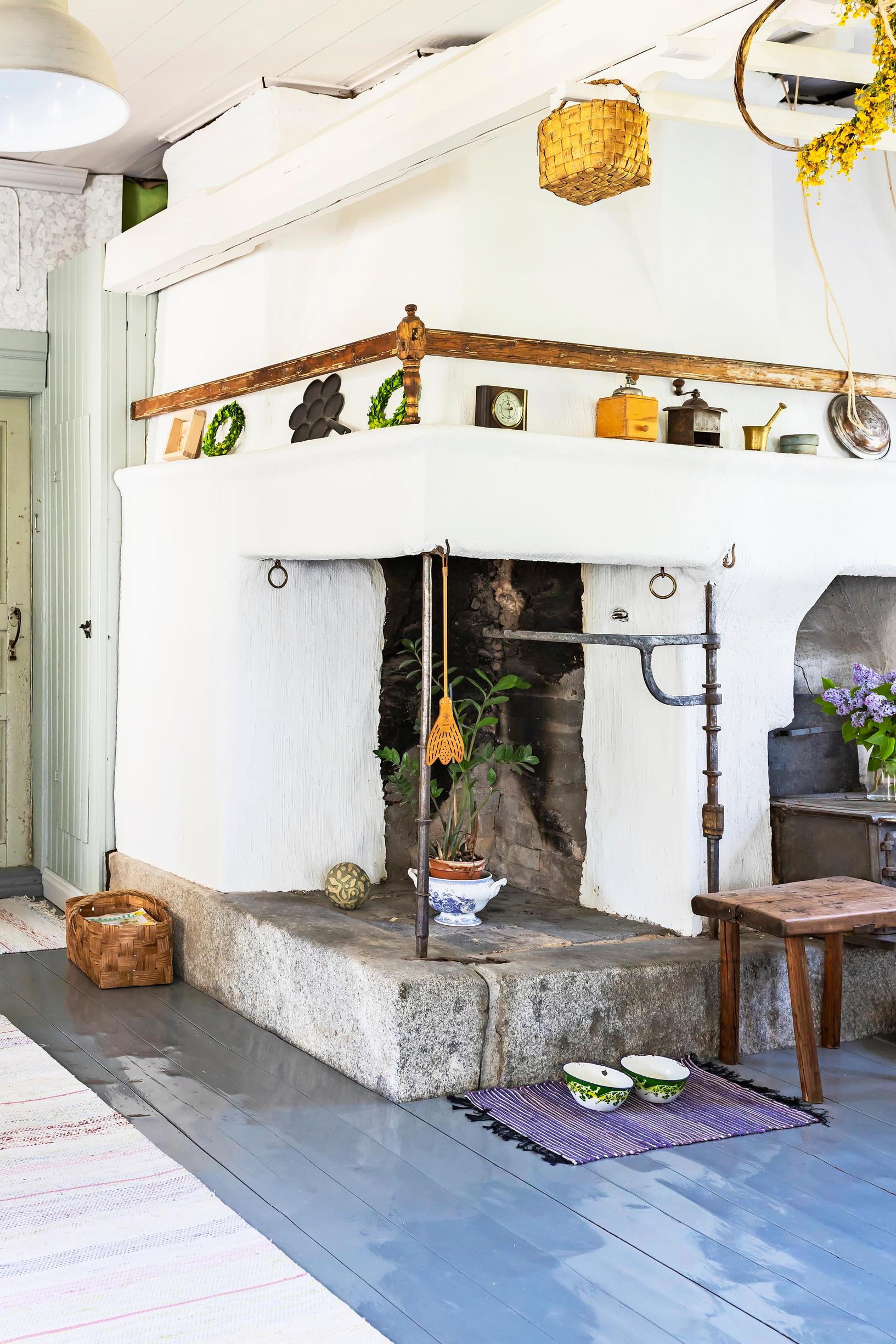 suuri vanha tulisija