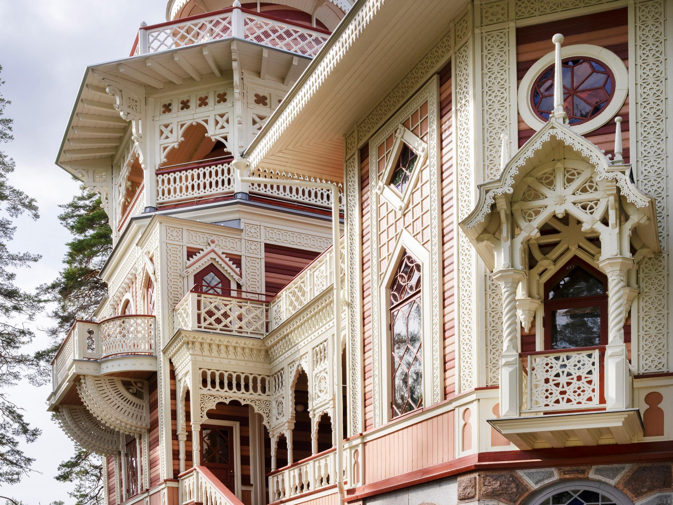 Uskomaton hopeahääpäivälahja – Rauhalinnan pitsihuvila kunnostettiin vaivoja ja varoja säästämättä