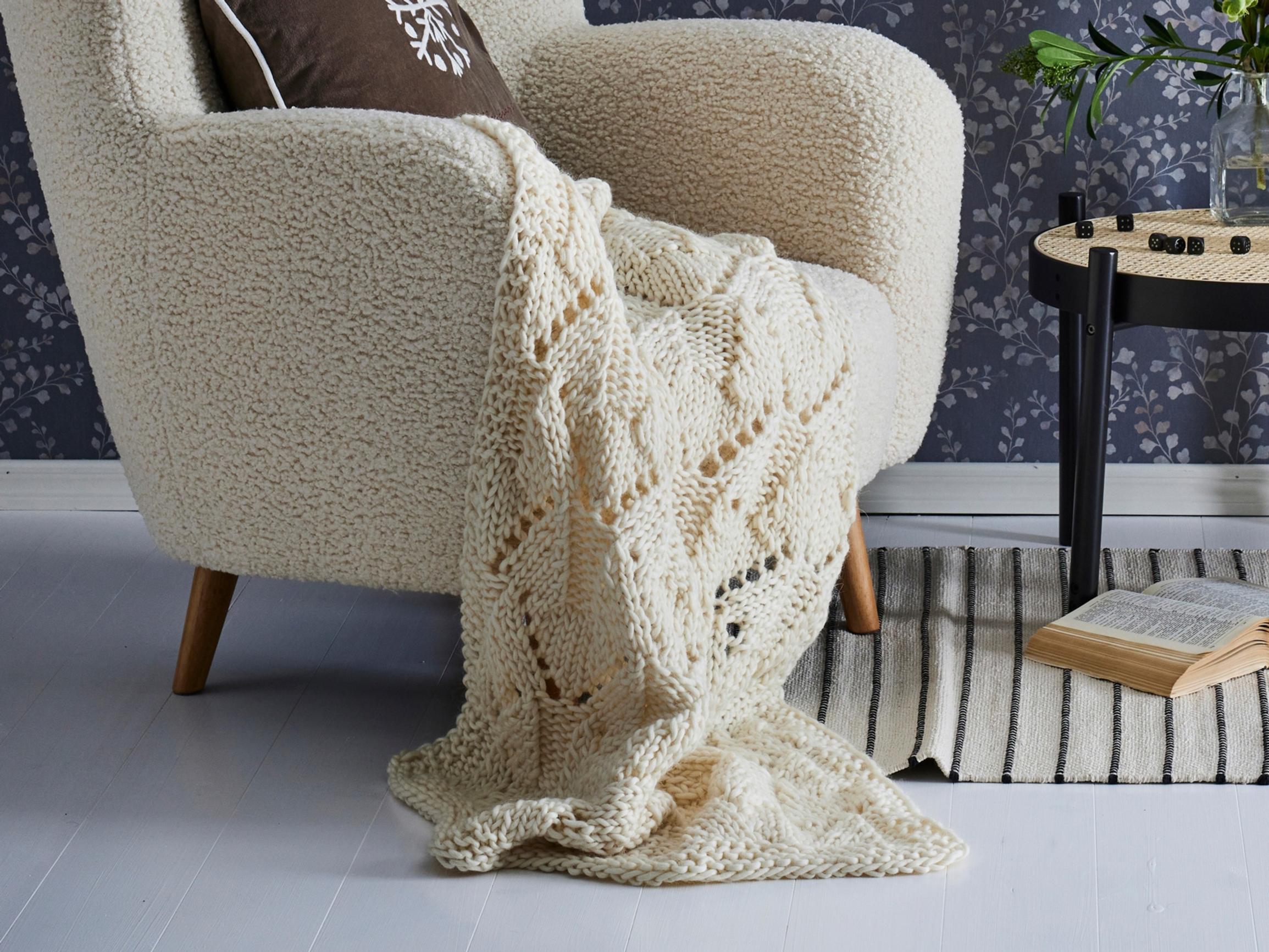 Päiväunien paikka! Suloinen pitsineulepeitto neulotaan huovutetusta villasta – kurkkaa ohje ja tee omasi