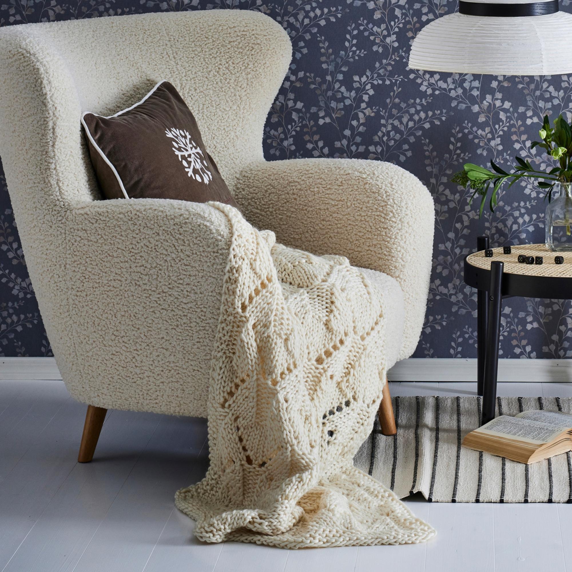 Päiväunien paikka! Suloinen pitsineulepeitto neulotaan huovutetusta villasta – kurkkaa ohje ja tee omasi