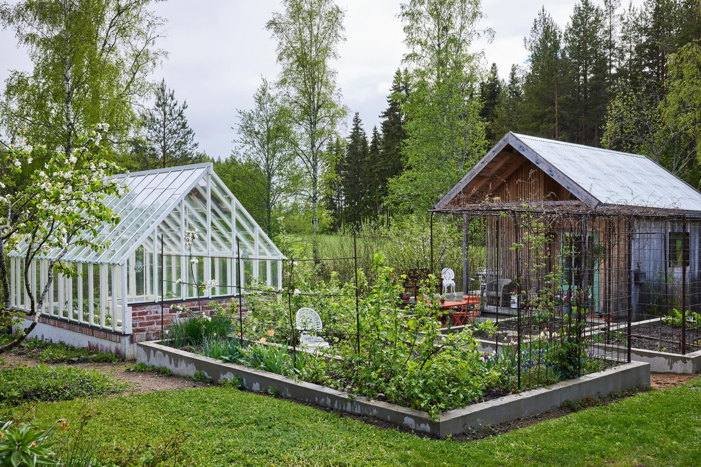 Pihavajan ja kasvihuoneen rajaamassa potagerissa on lämmin ja suojaisa pienilmasto