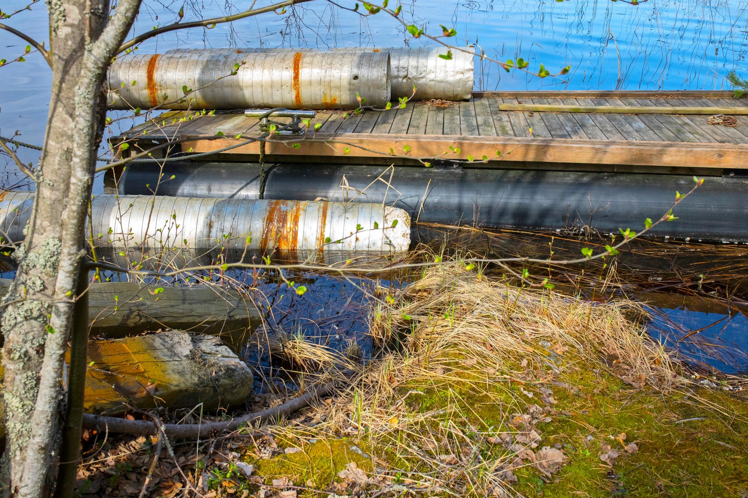 Vanha, ylös nostettu laituri
