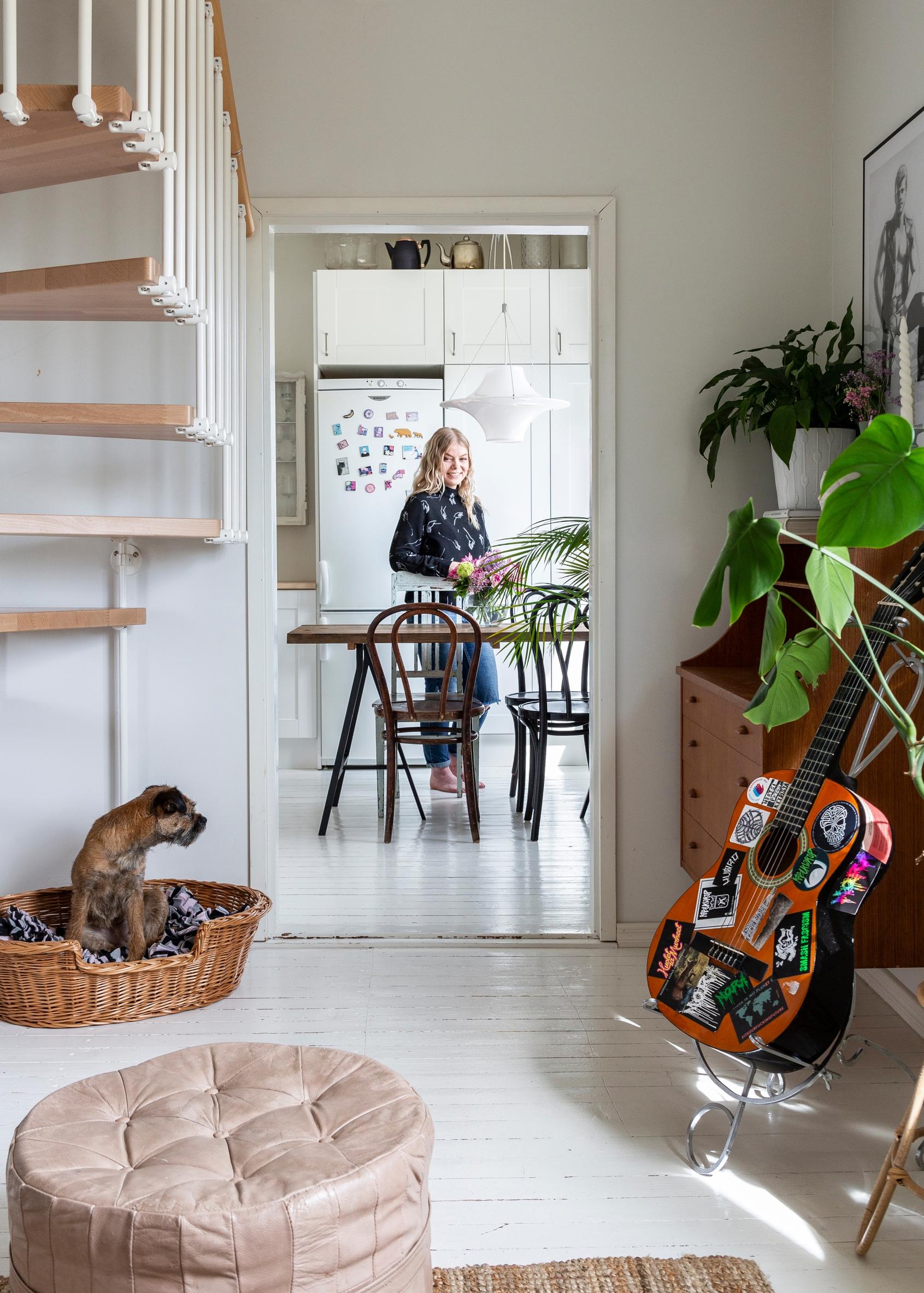 Johanna Karppinen kotinsa keittiössä