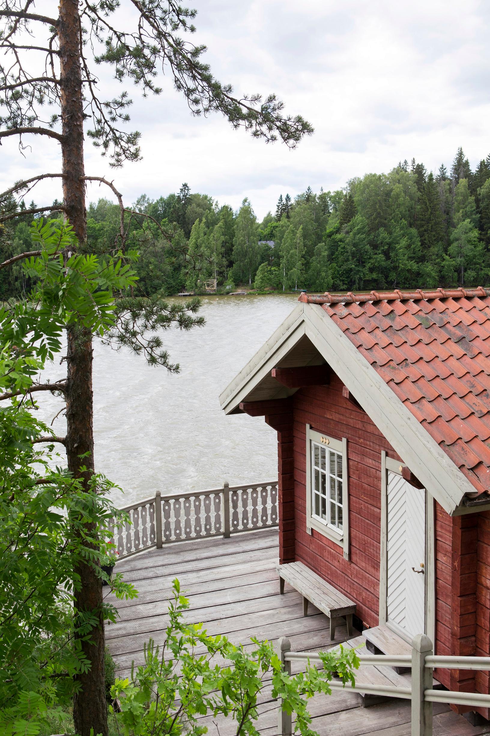 Tuusulanjärven rannassa lämpiää vanhoin niksein rakennettu hirsisauna – ”Sauna on henkireikä arjen kiireessä” 