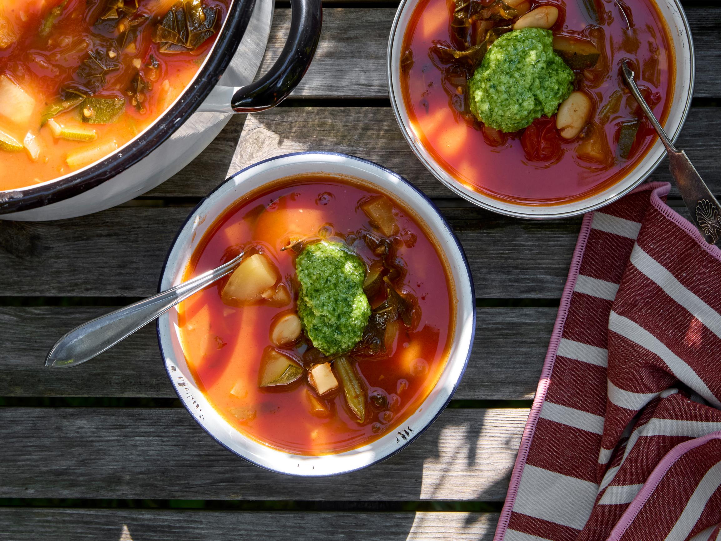 Pistou-keitto – ranskalainen vihannessoppa saa rutkasti makua pestomaisesta pistou-tahnasta