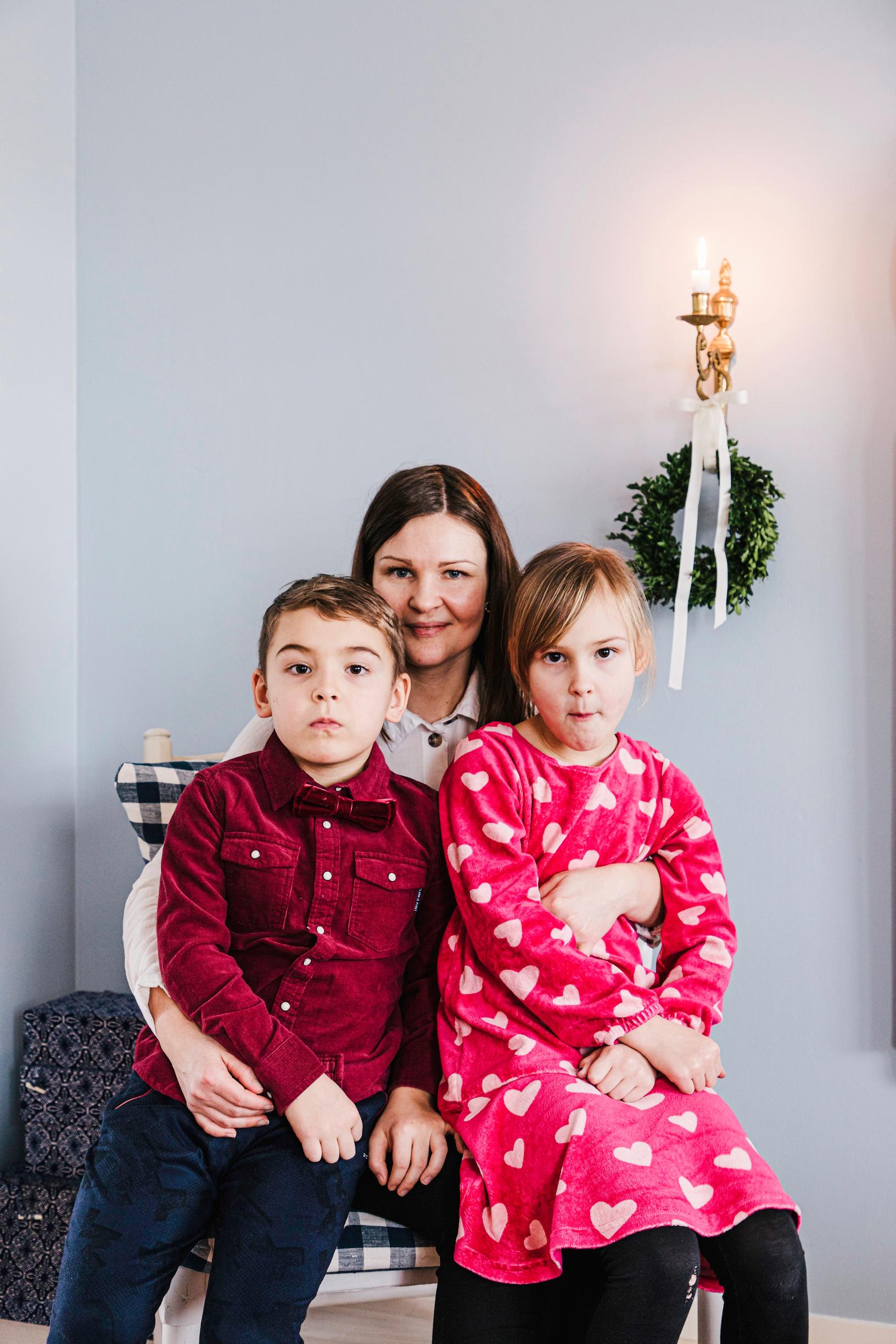 Sanna ja lapset yhteiskuvassa