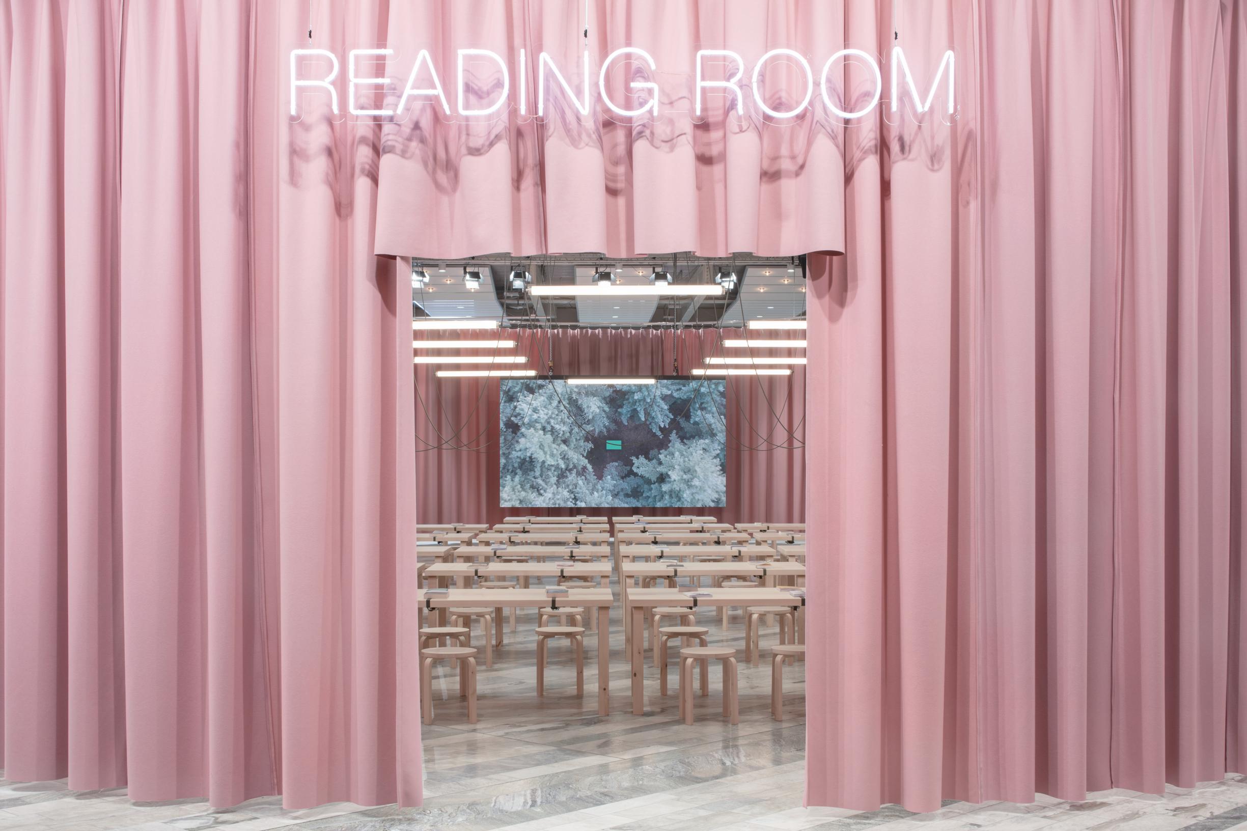designduo Formafantasman Tukholman messuille luoma lukuhuone