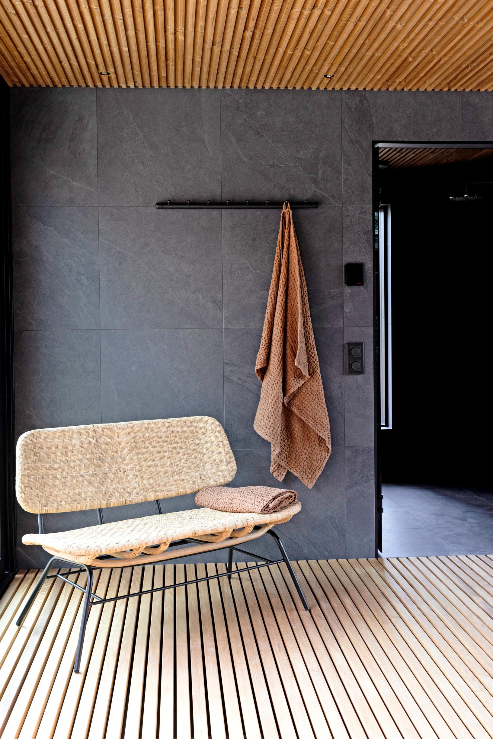 Oleskelupenkki Honka Haikun spa-osastolla