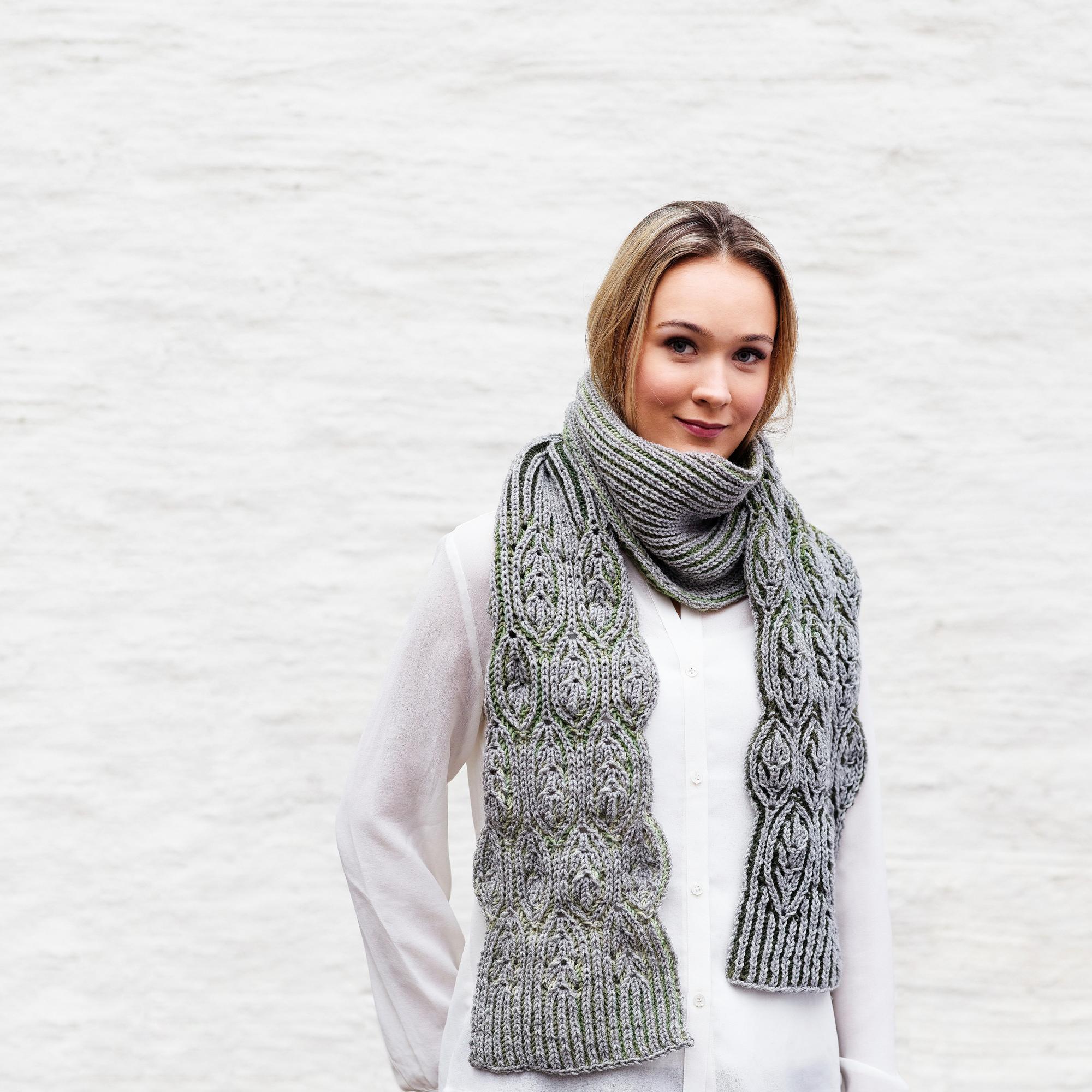 Kaunis briossihuivi ihastuttaa eläväisillä lehtikuvioilla – kurkkaa ohje ja opettele kaksivärisen neuloksen tekniikka