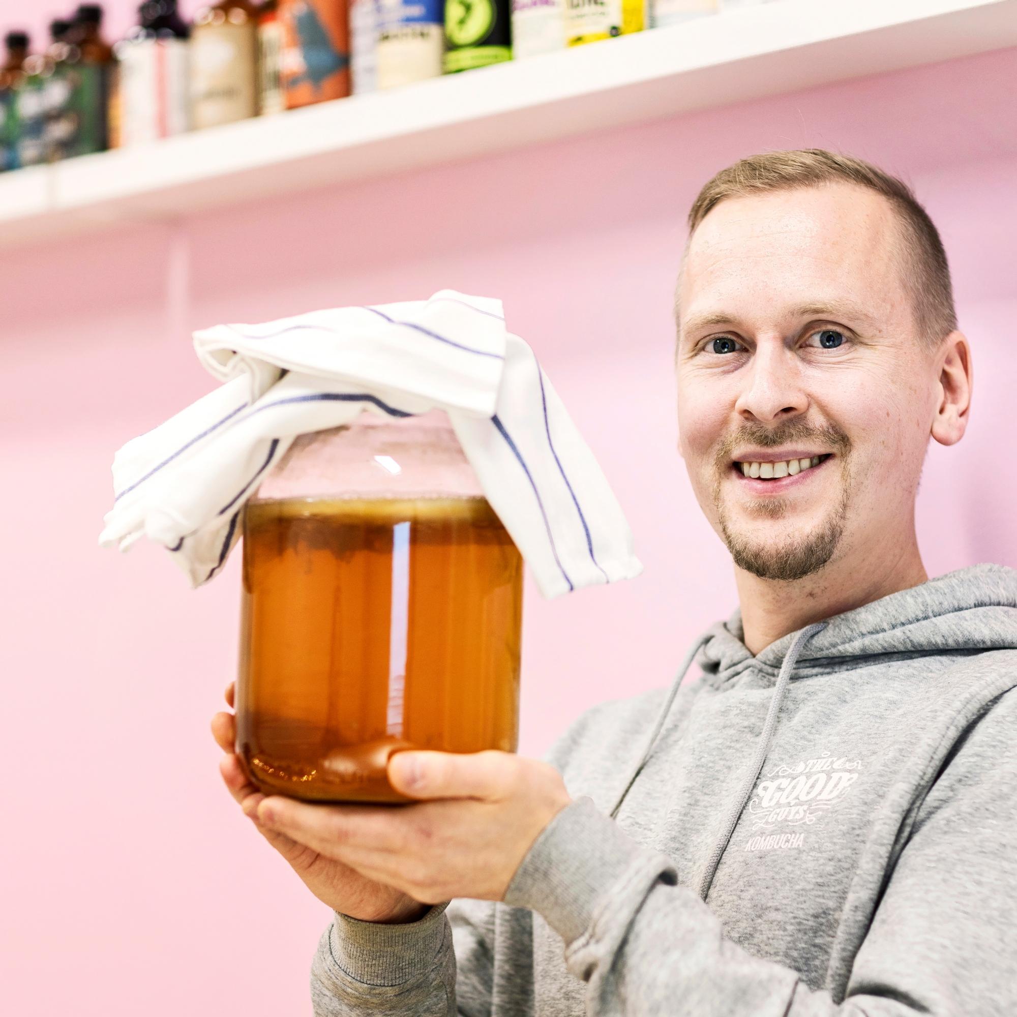 Pullollinen hyviä bakteereja – kaveriporukan harrastus kasvoi The Good Guys Kombuchaksi, joka valmistaa trendijuomaa terveystietoisille