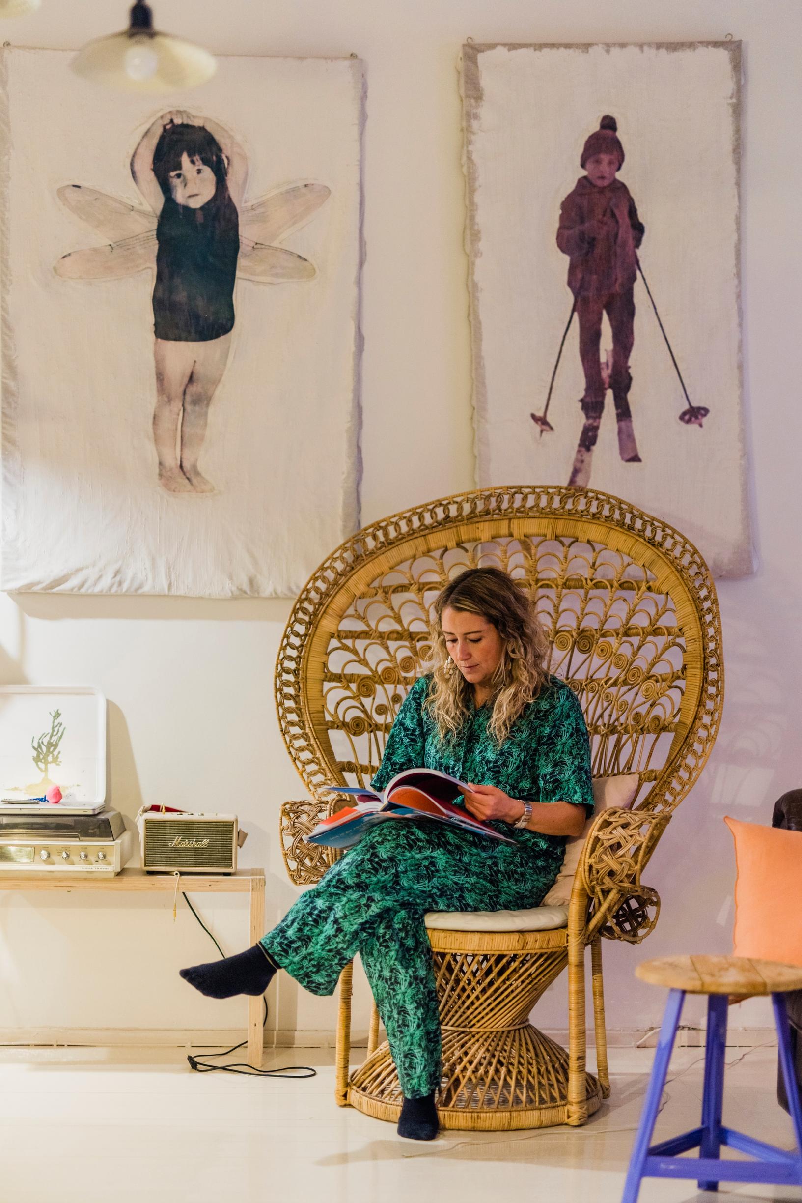 Sisse istuu riikinkukkotuolilla