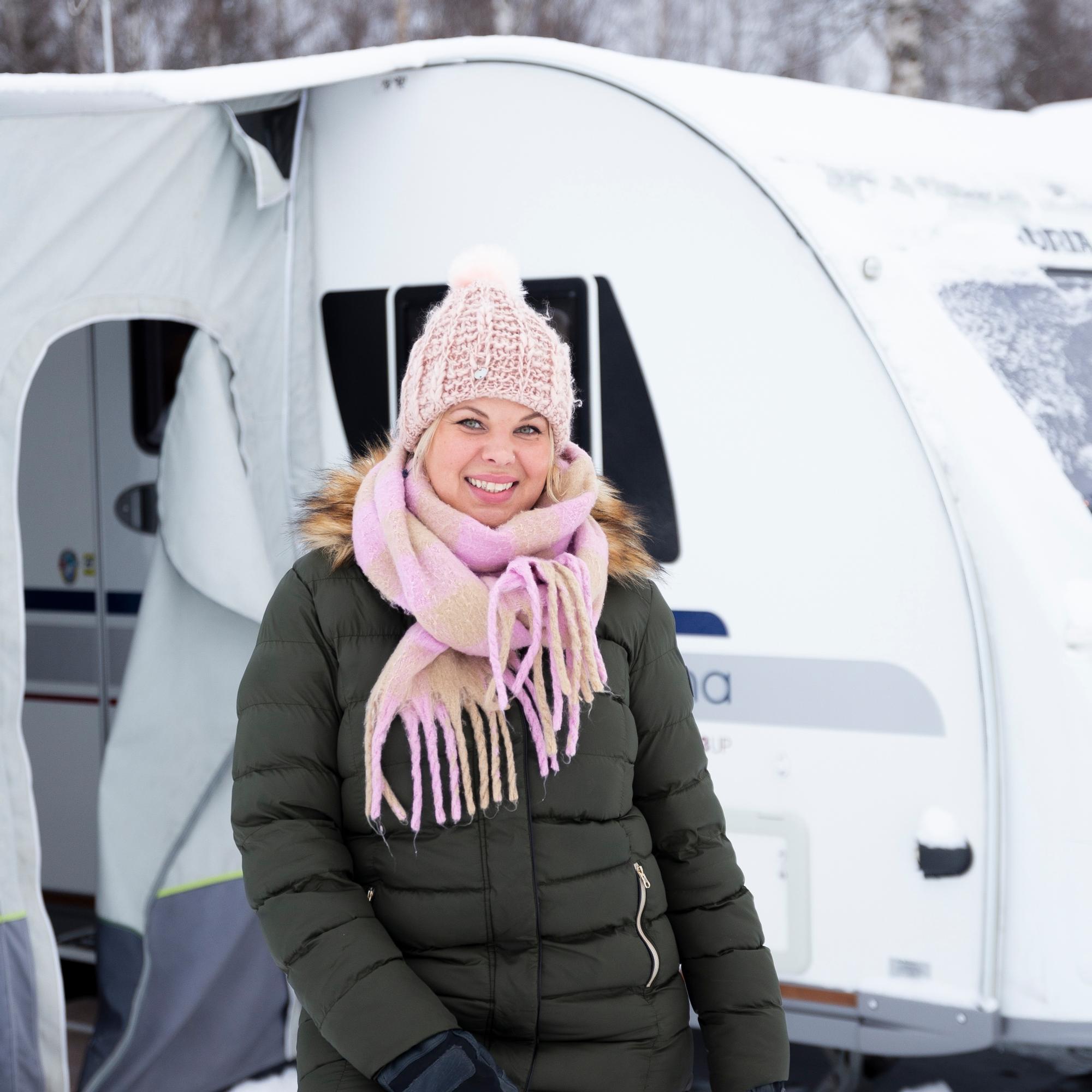 Krista luopui kodistaan ja muutti leirintäalueelle: ”Koti yksiössä ahdisti, mutta asuntovaunussa ei”