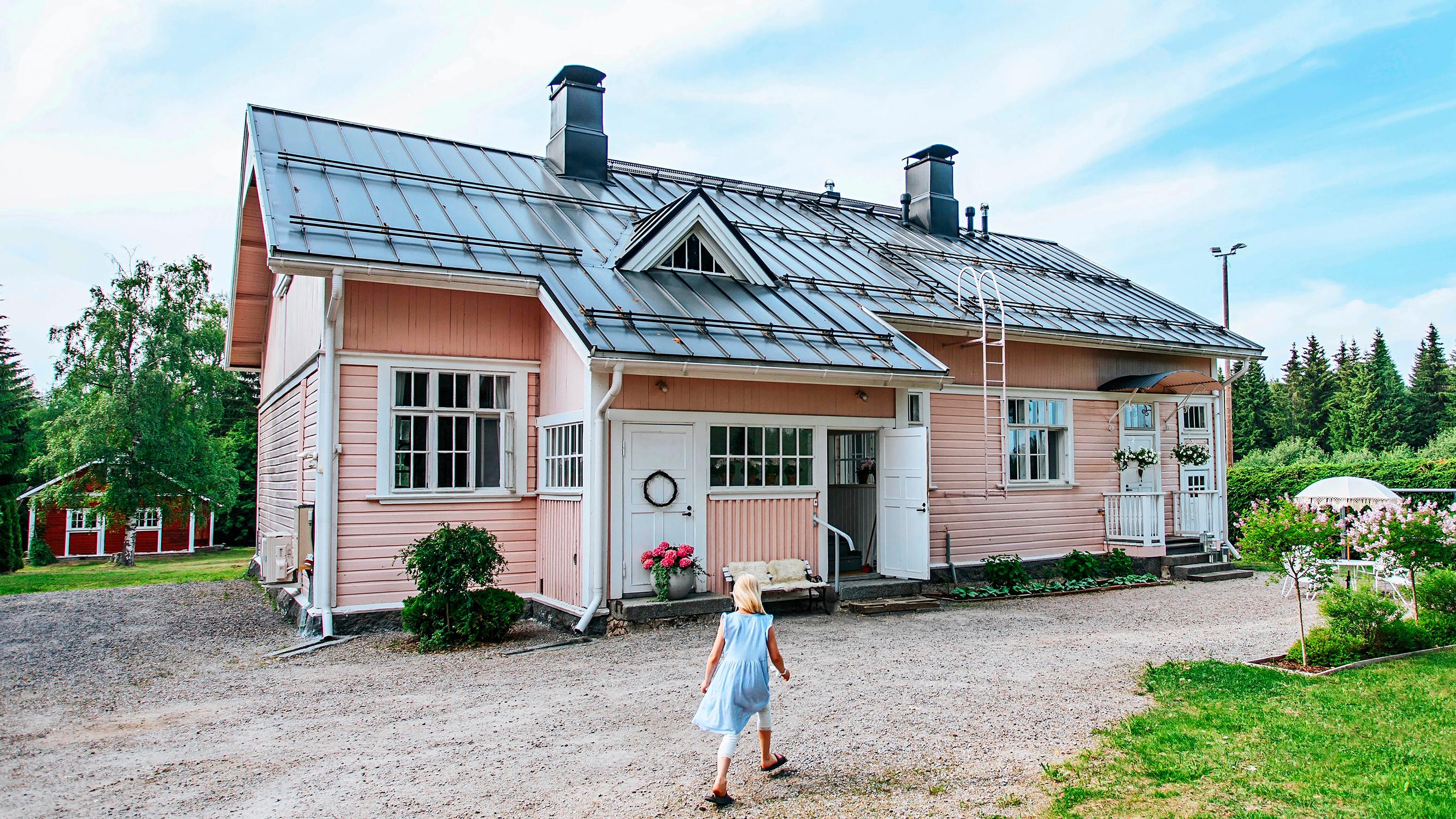 VR:n vanhasta asuntolasta tuli Pentikäisten hurmaava koti, jonka ovet ovat auki ikäihmisille