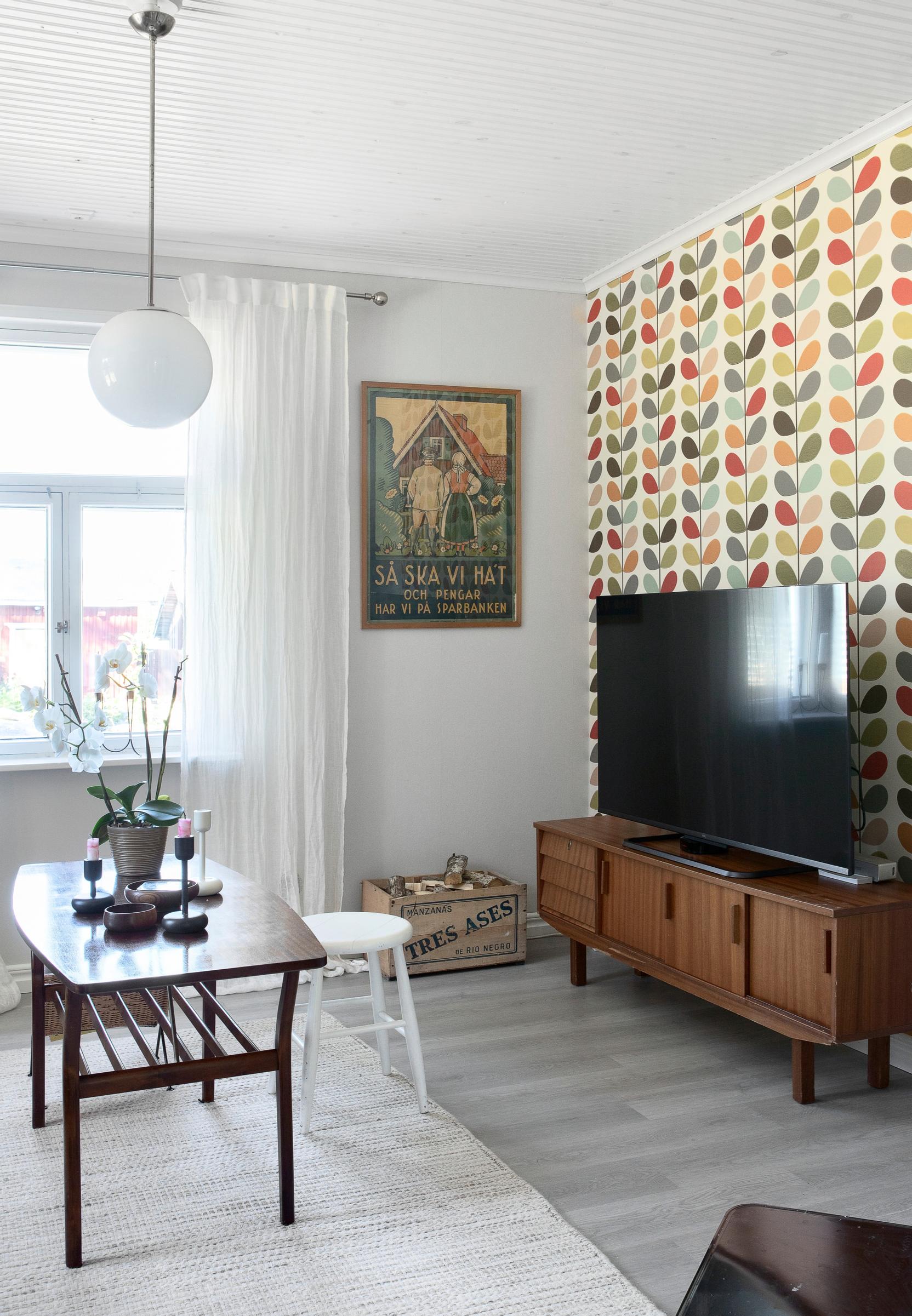 Olohuoneen retrotyylinen tapetti televisioseinällä