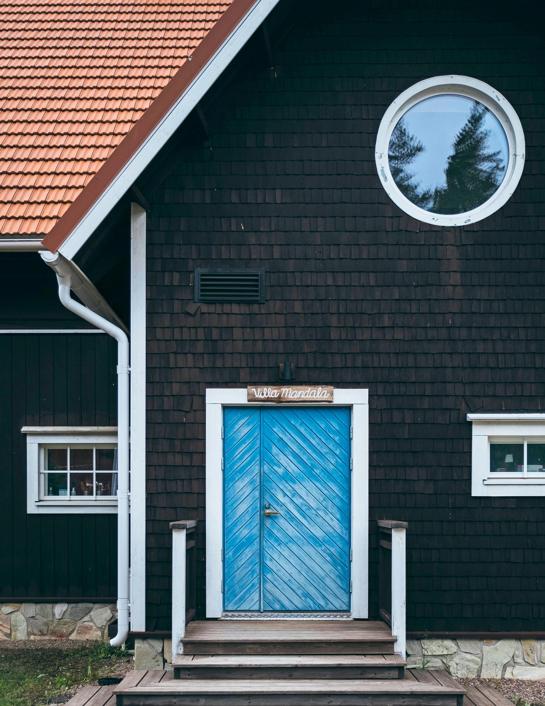 Villa Mandalan sininen pääovi