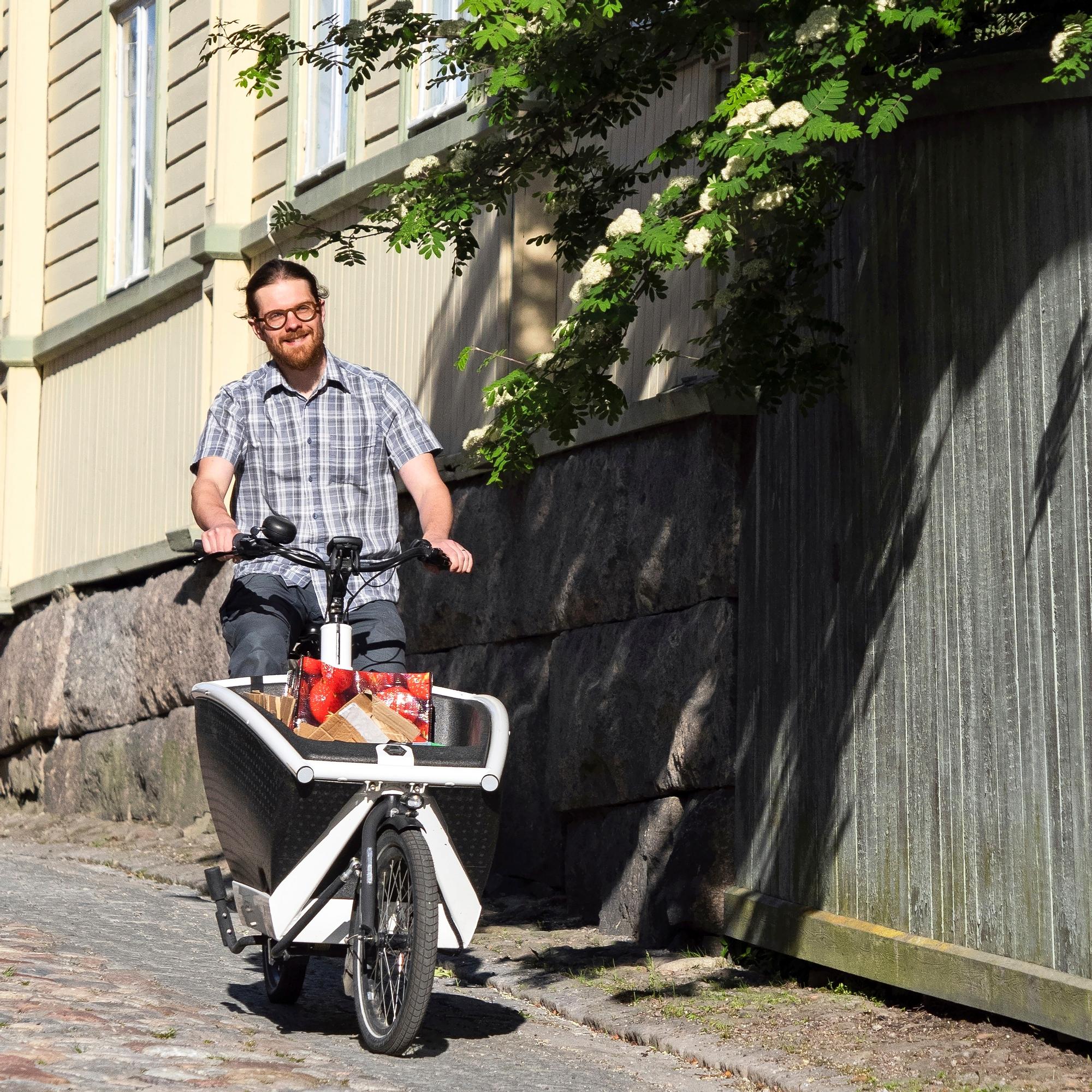 Tarmon perhe vaihtoi auton kahteen sähköpyörään: ”Rahaa säästyy ja jalan tai pyörällä kulkeminen on lapselle itsestäänselvyys”