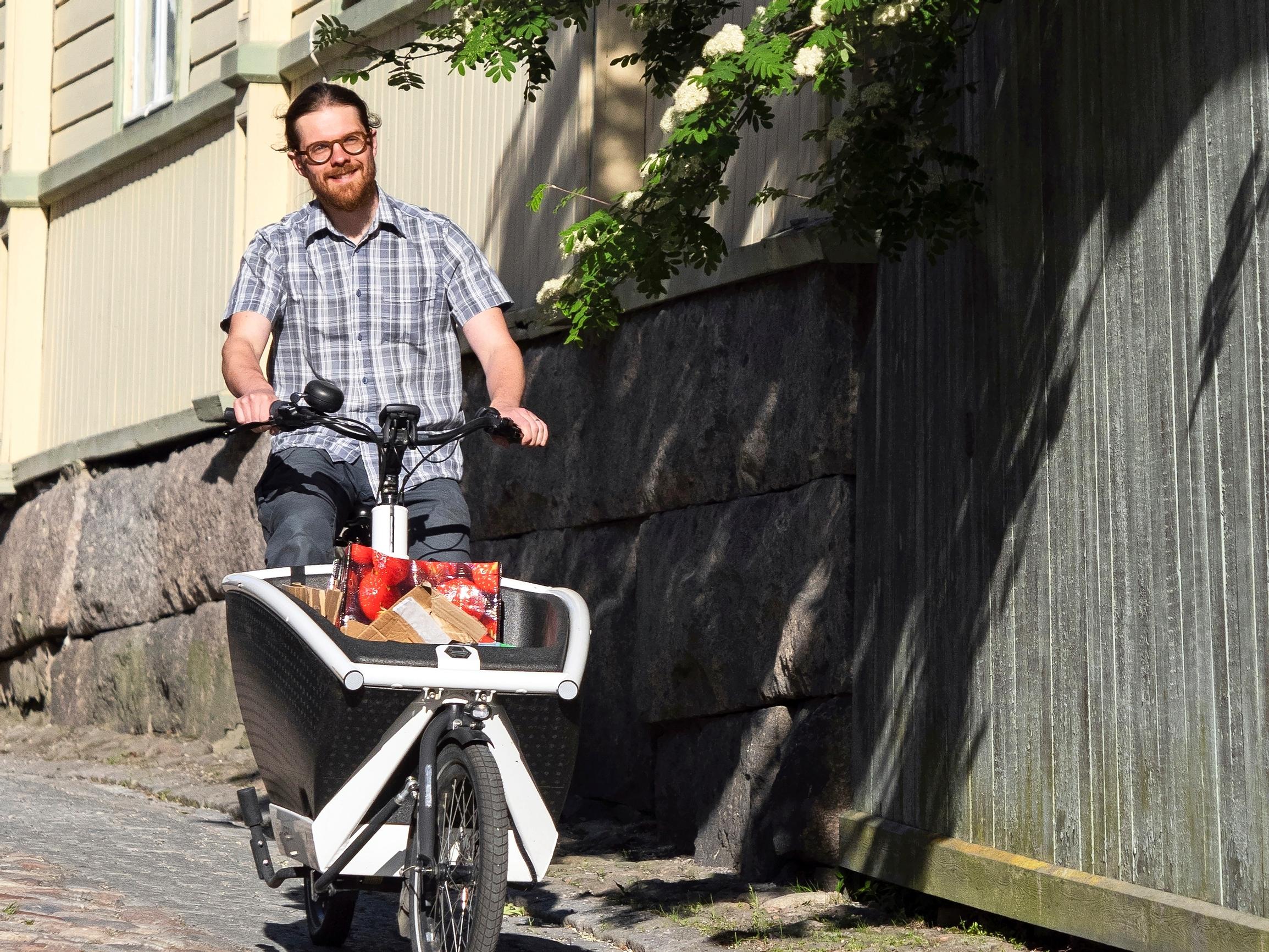 Tarmon perhe vaihtoi auton kahteen sähköpyörään: ”Rahaa säästyy ja jalan tai pyörällä kulkeminen on lapselle itsestäänselvyys”