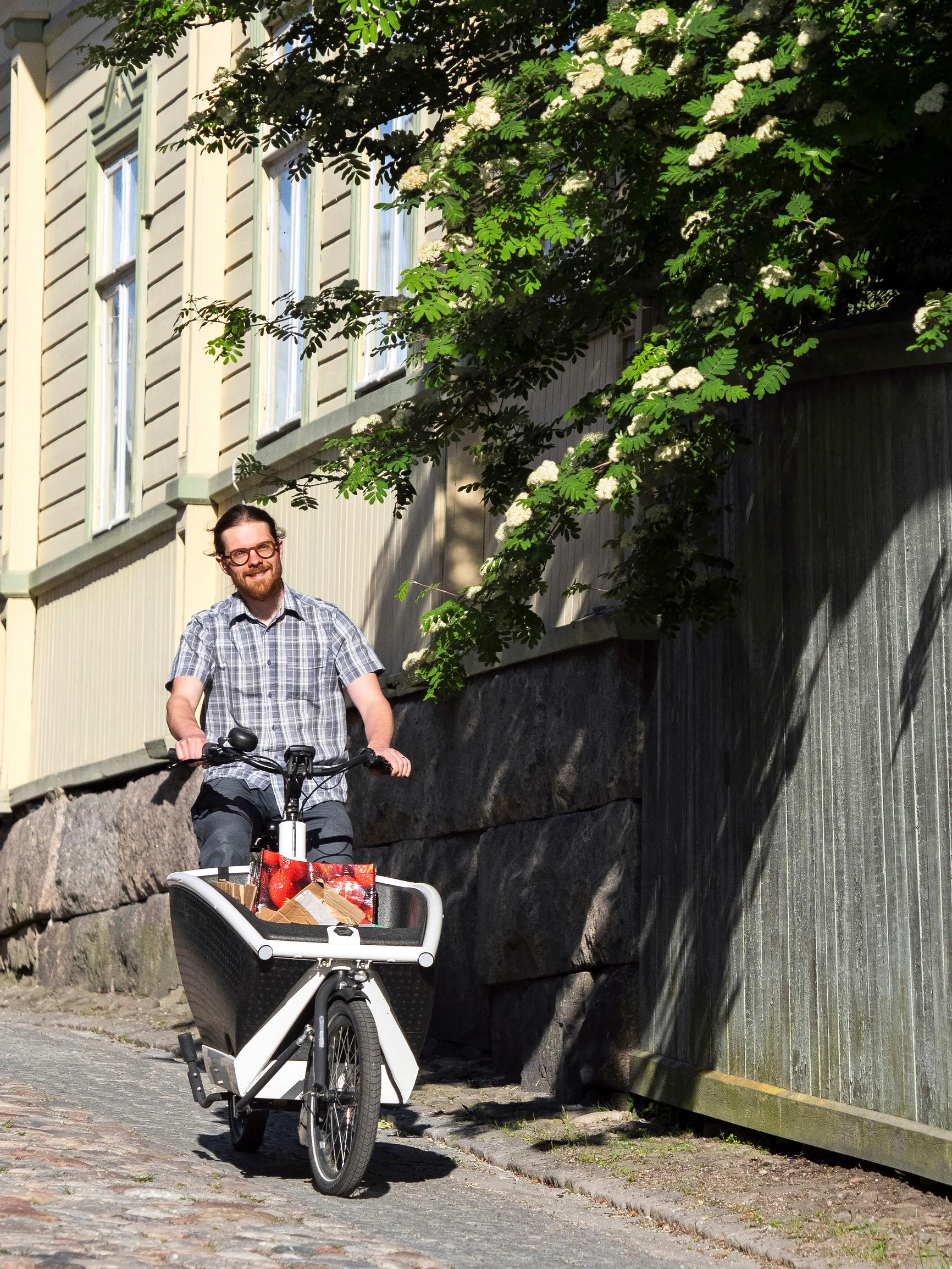 Tarmon perhe vaihtoi auton kahteen sähköpyörään: ”Rahaa säästyy ja jalan tai pyörällä kulkeminen on lapselle itsestäänselvyys”