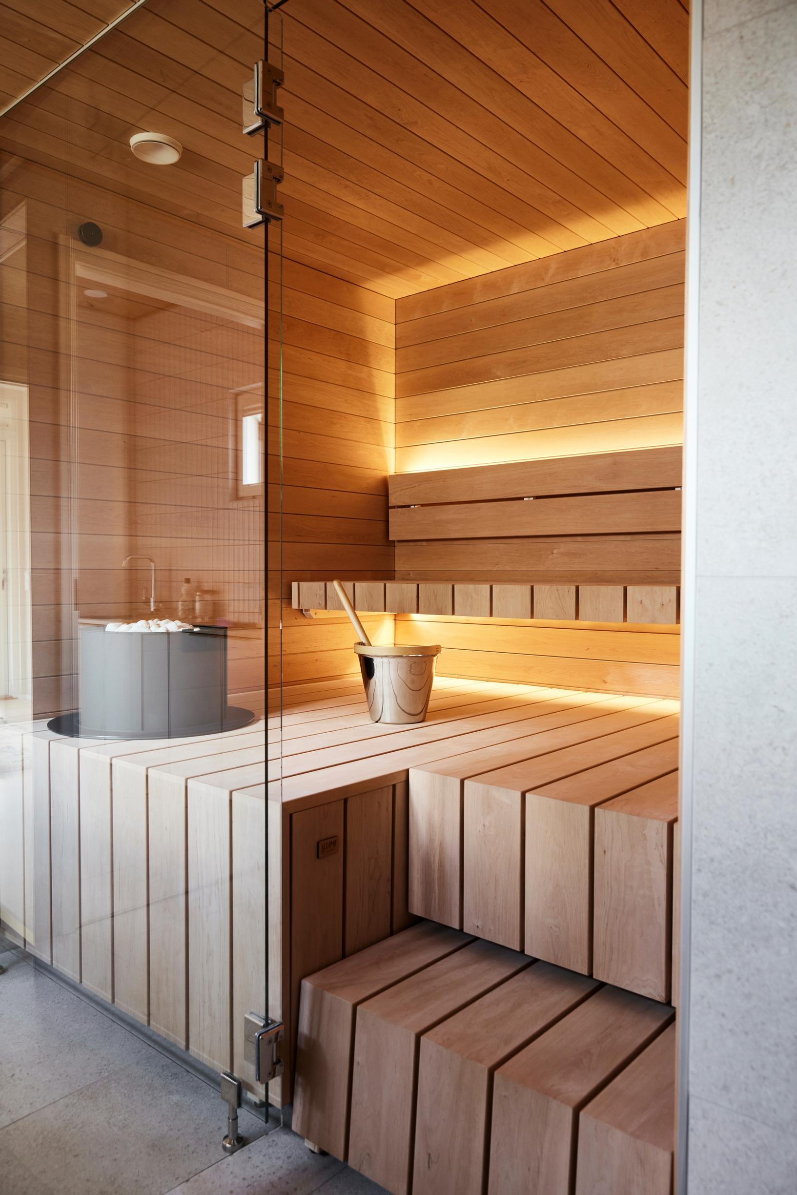 Lasiseinäinen sauna