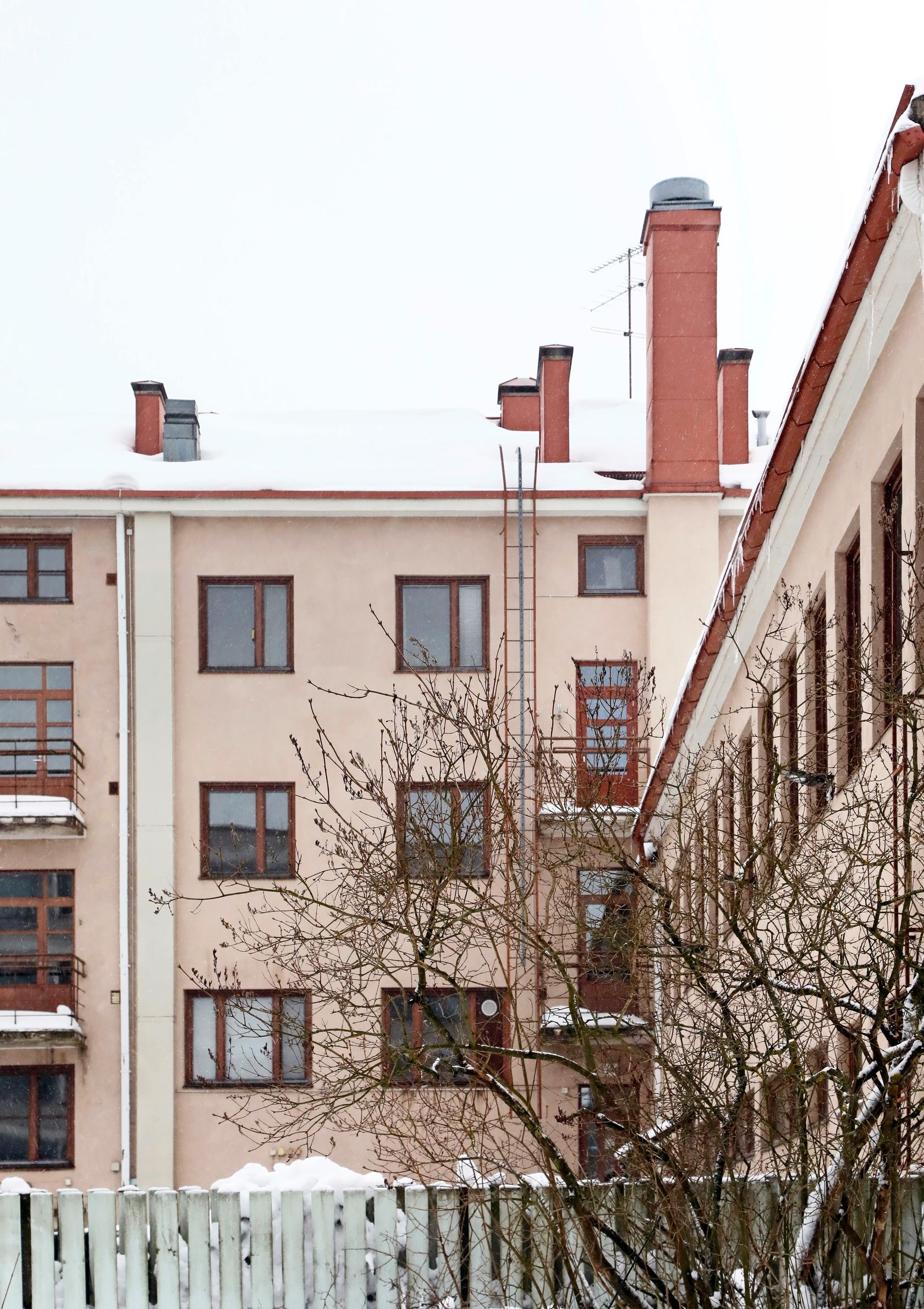 Vaaleanpunainen kerrostalo Kouvolassa