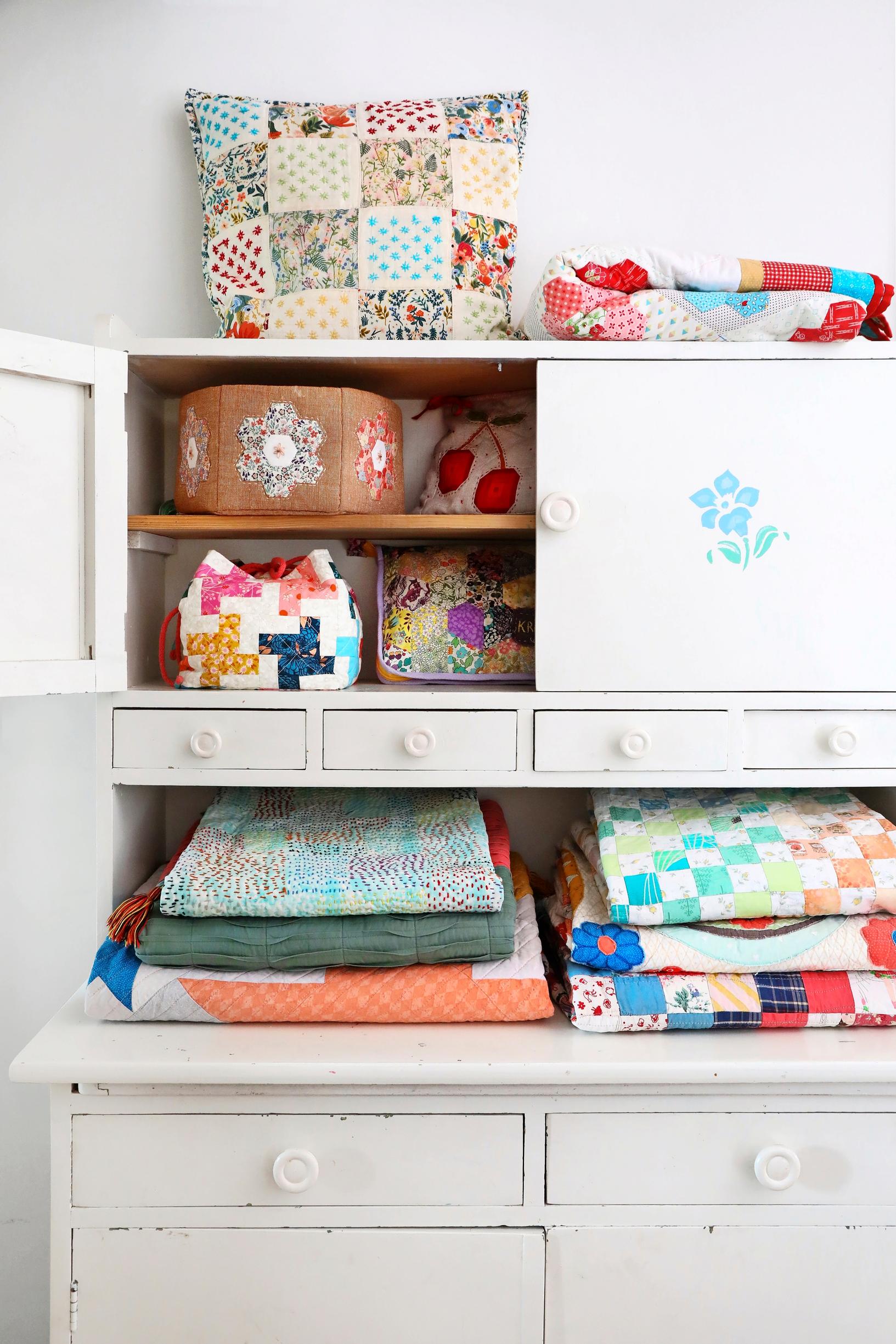 Kristan tekemiä peittoja hyllyllä.