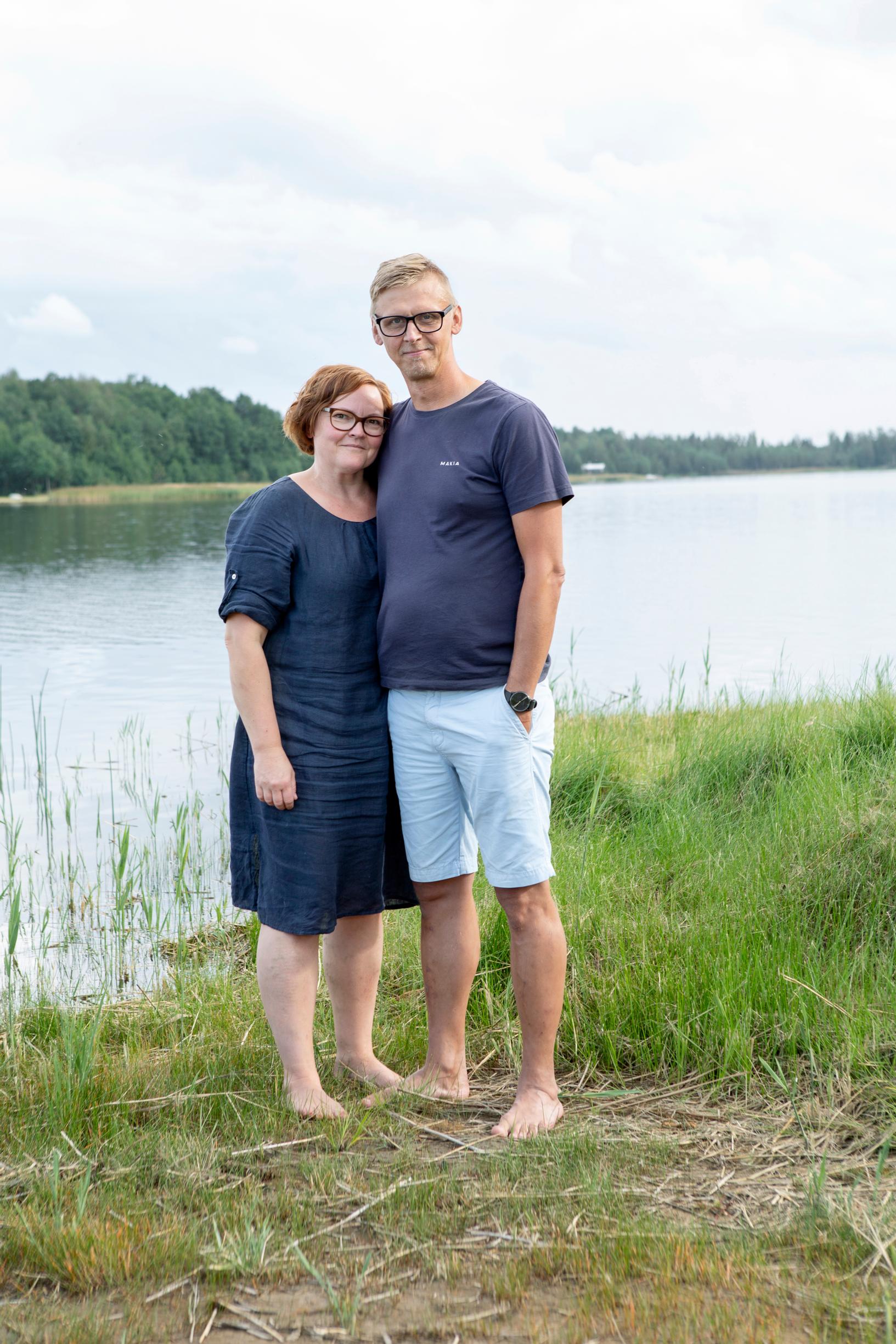 Kati ja Mika mökkirannassa