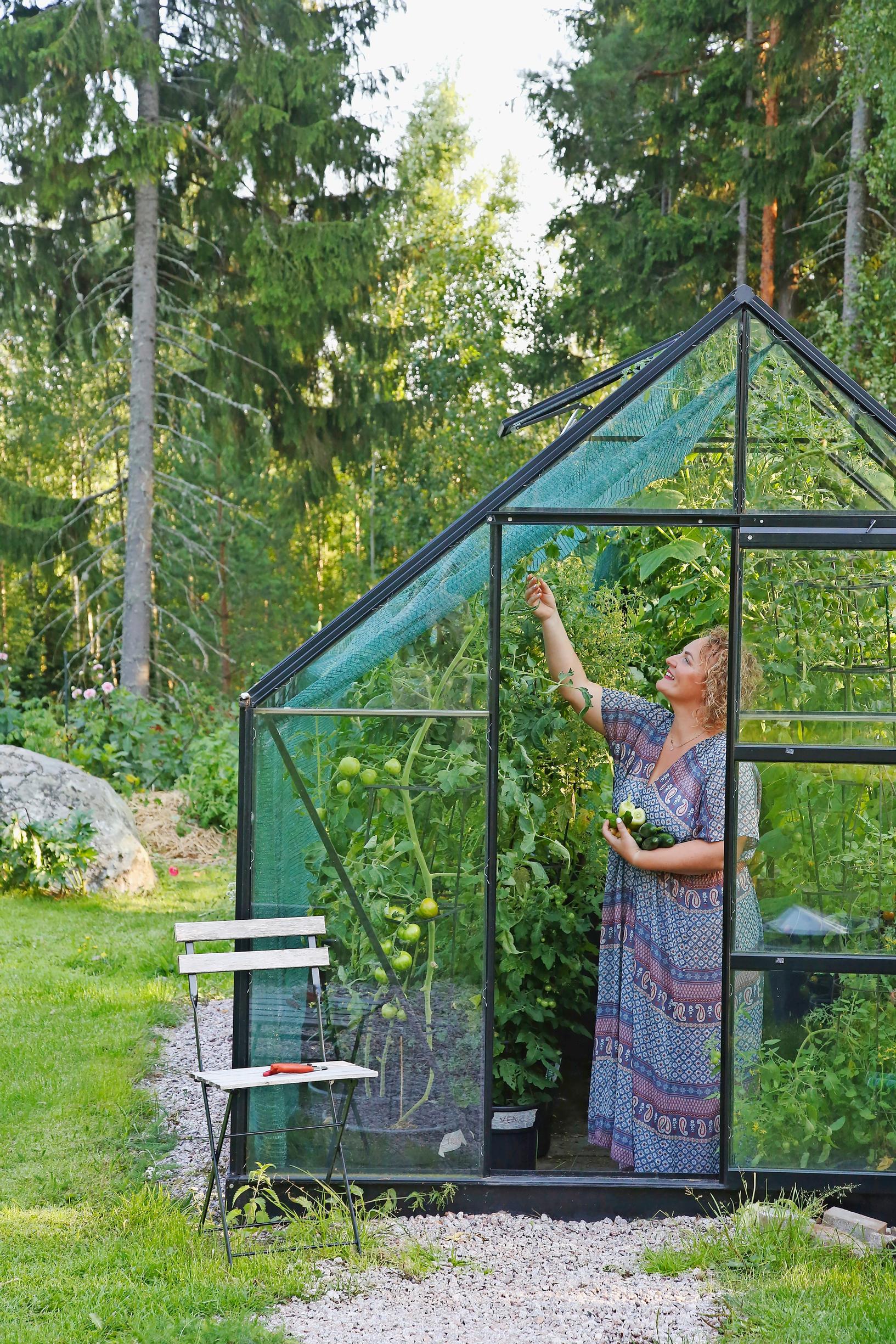 Leonna Aho-Ryhänen kasvihuoneessaan.