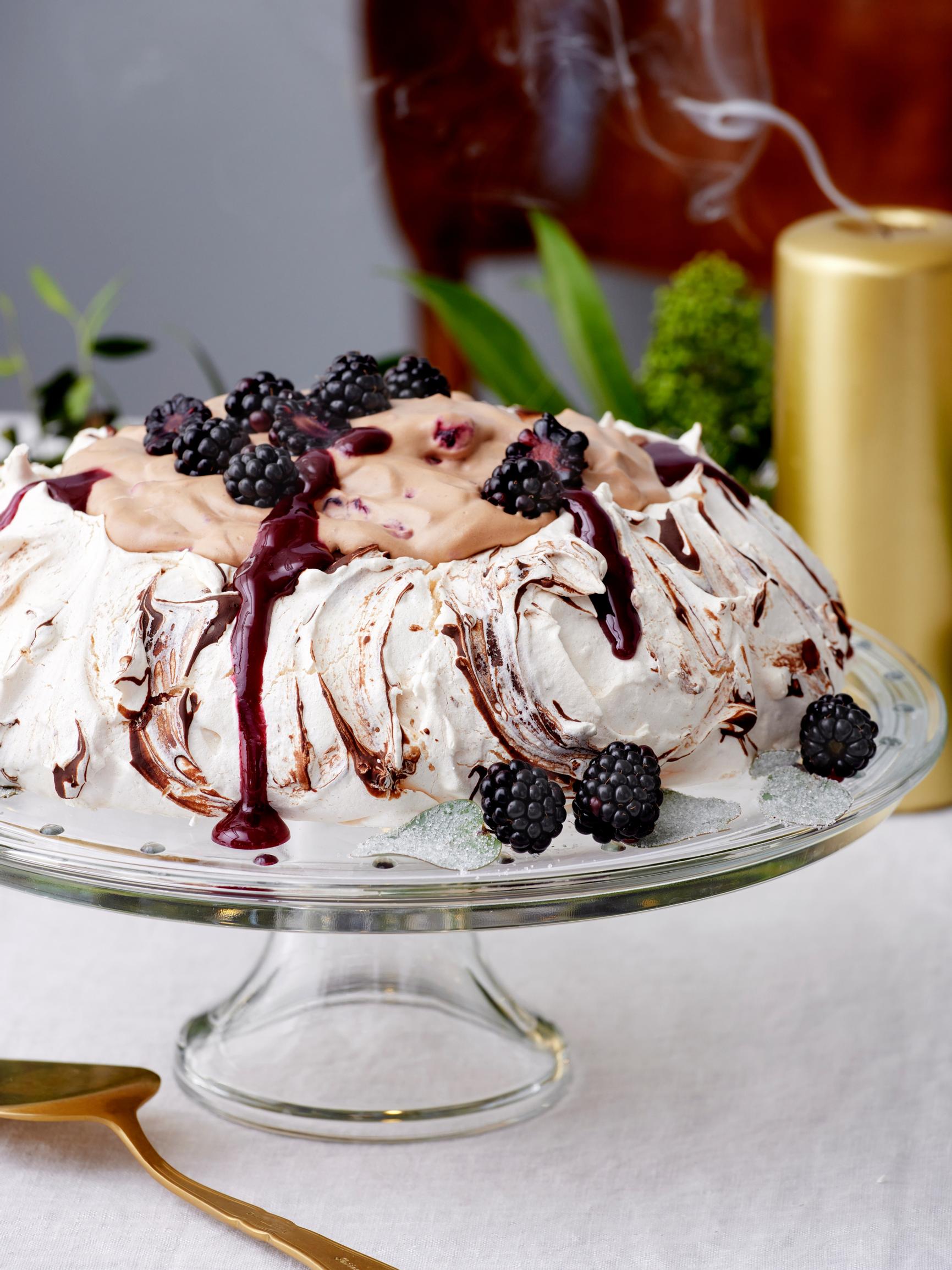 Suklaapavlova sulattaa sydämet täyteläisellä suklaamoussella ja tummien marjojen raikkaudella