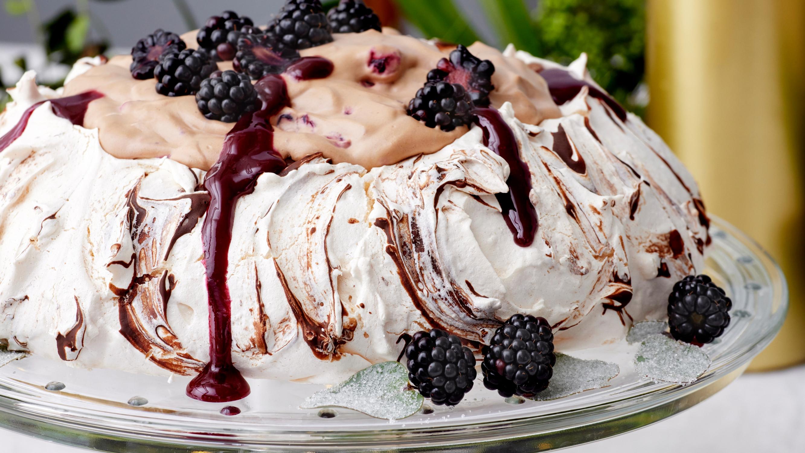 Suklaapavlova sulattaa sydämet täyteläisellä suklaamoussella ja tummien marjojen raikkaudella