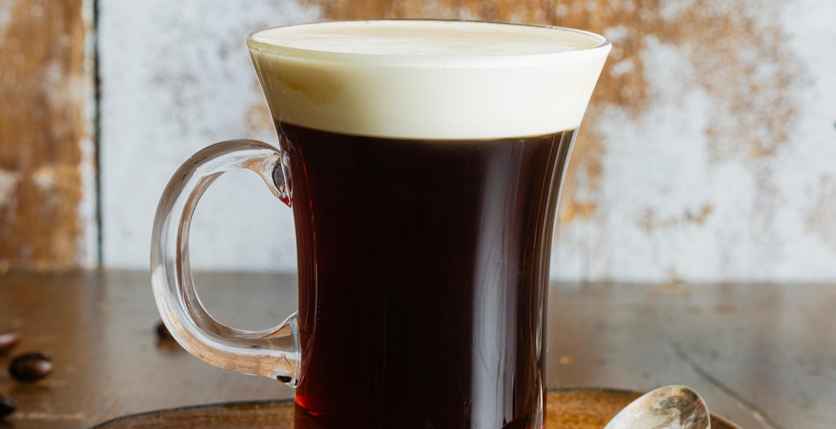 Irish coffee – viskillä maustettu kahvidrinkki lämmittää viileänä iltana